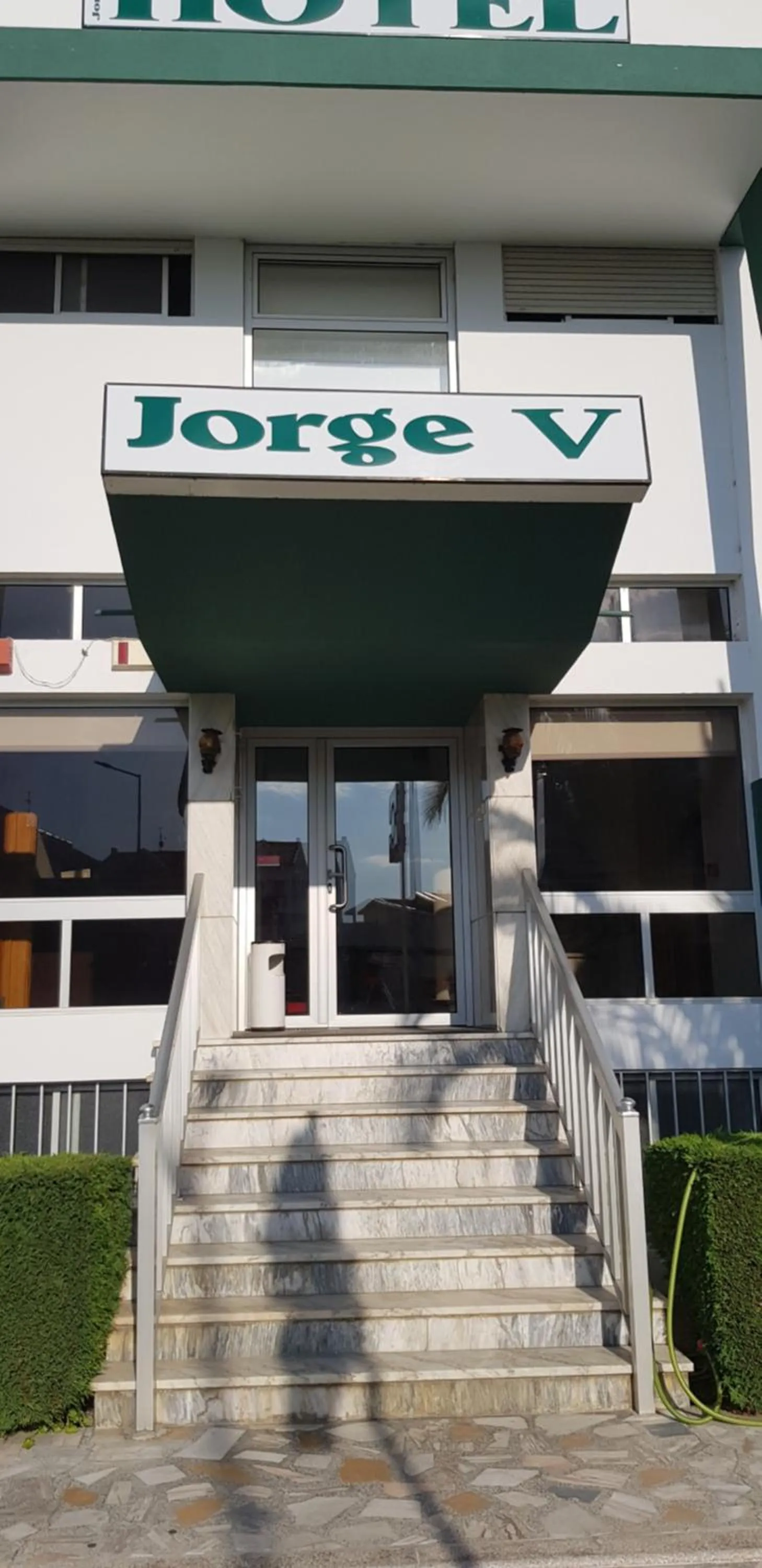 Facade/entrance in Hotel Jorge V