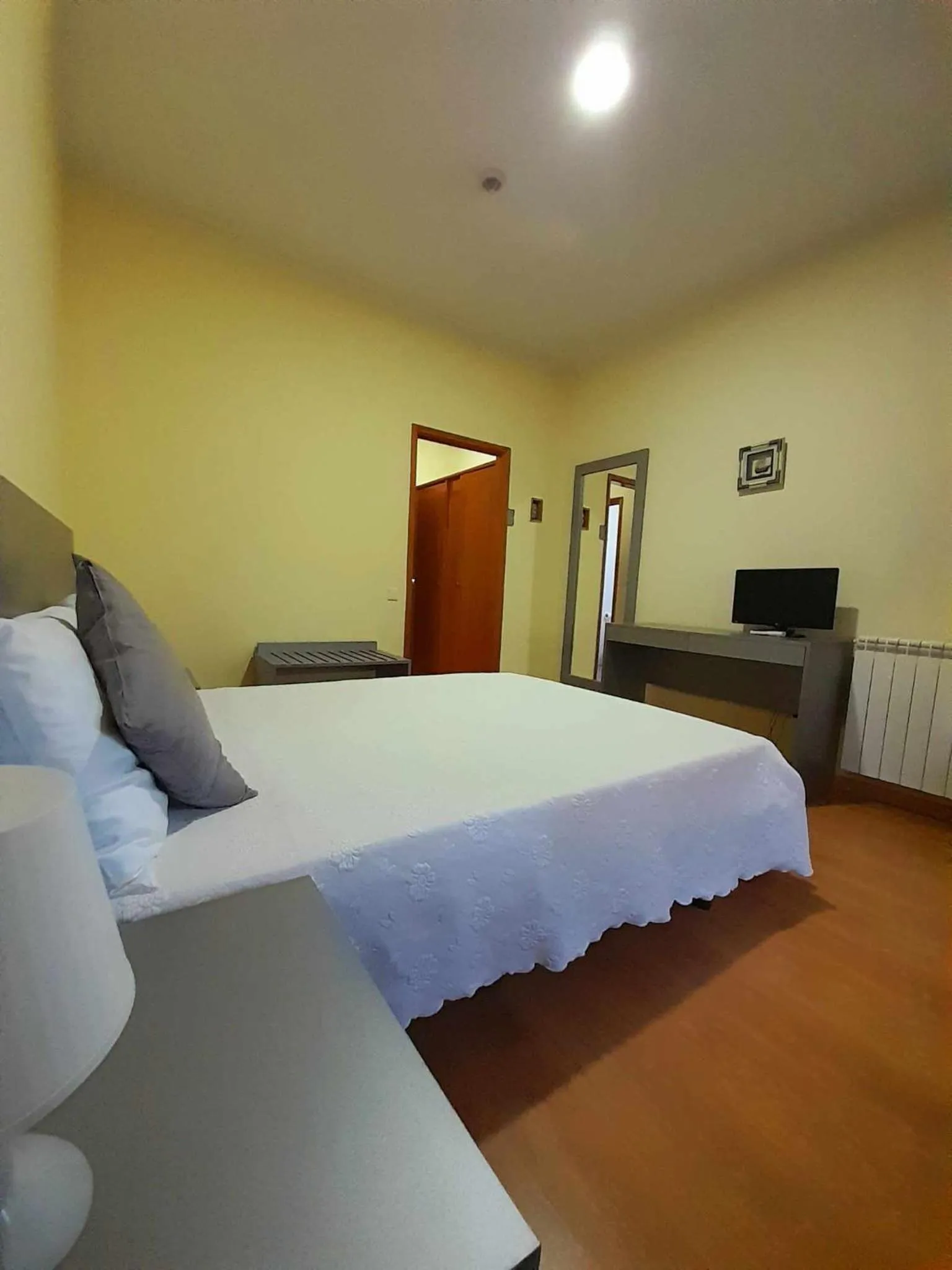 Bed in Hotel Jorge V