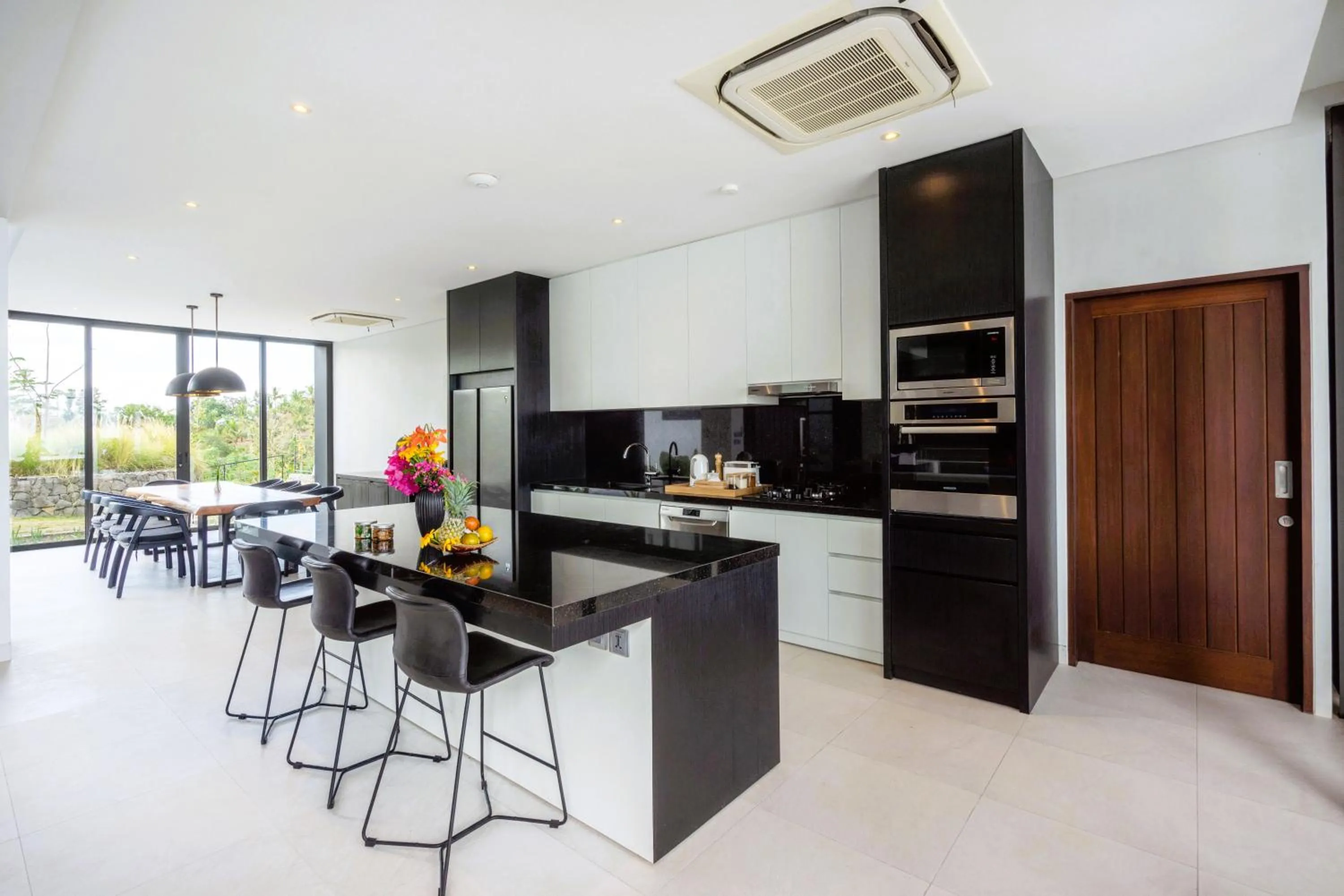 Dining area in Selong Selo Resort and Villas