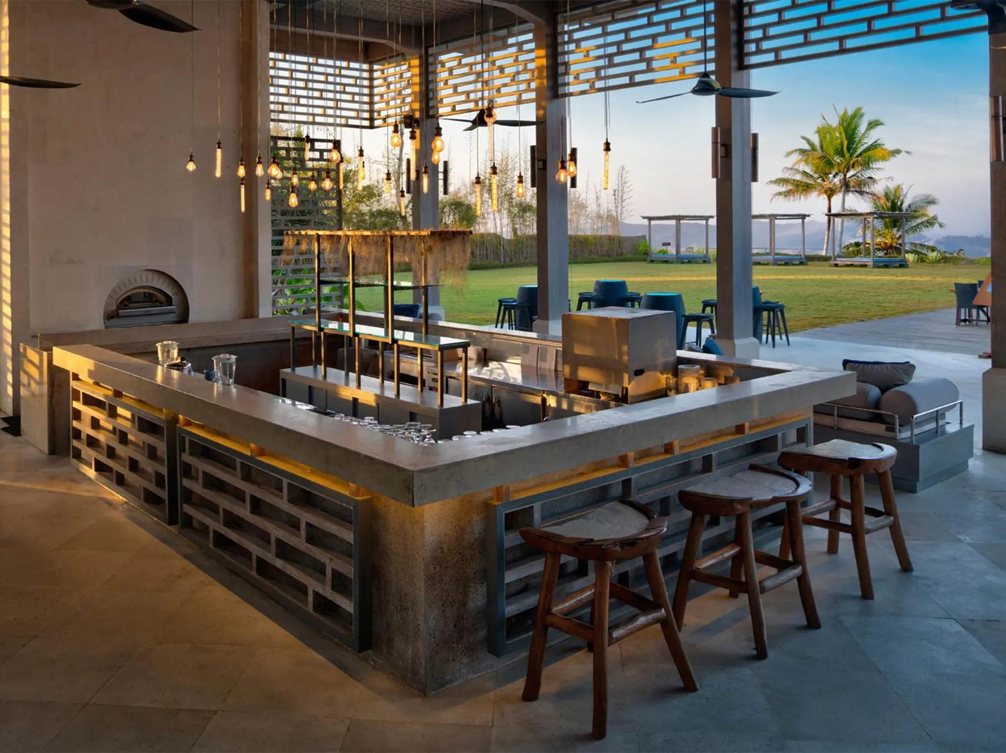 Restaurant/places to eat in Selong Selo Resort and Villas