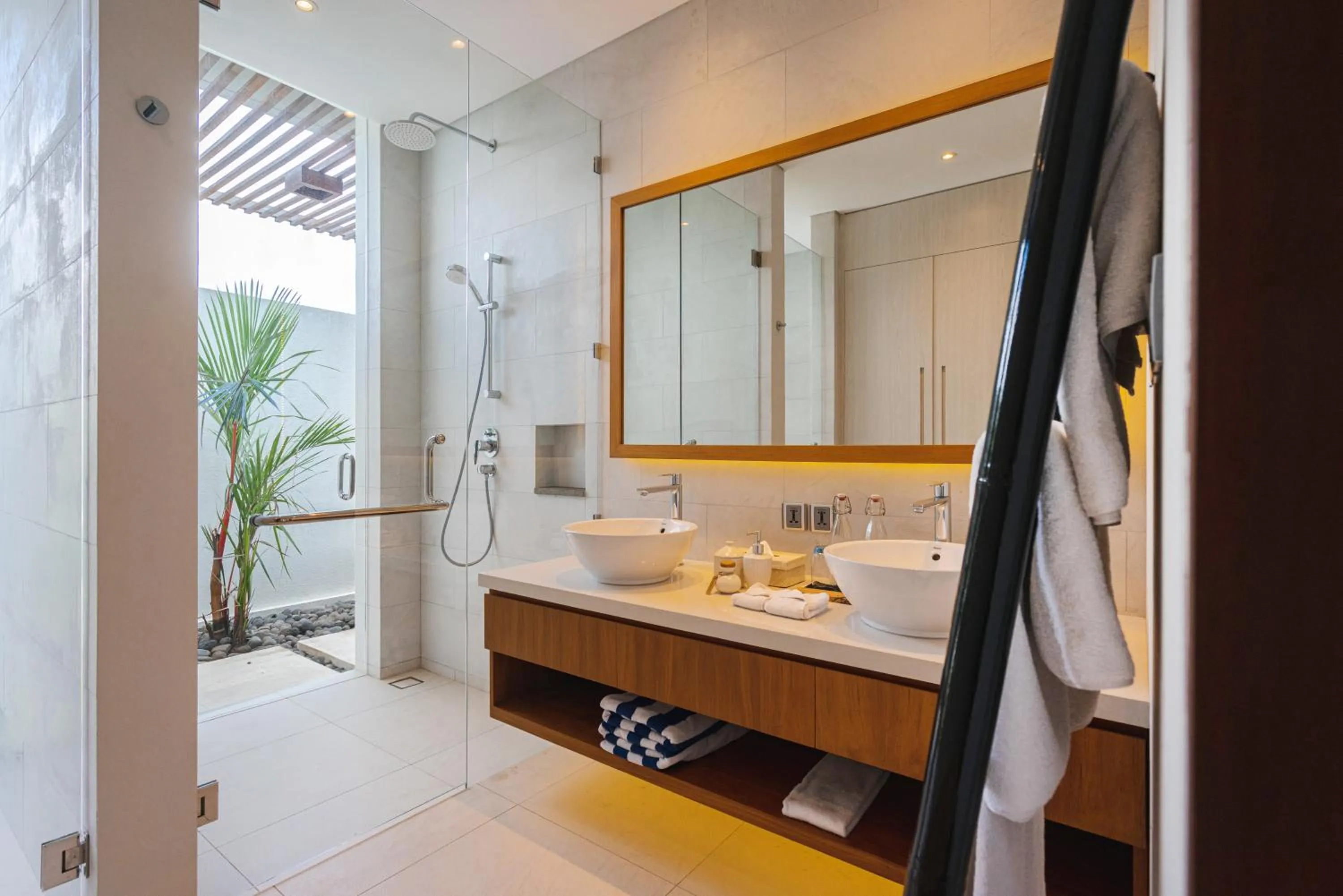 Bathroom, Bed in Selong Selo Resort and Villas