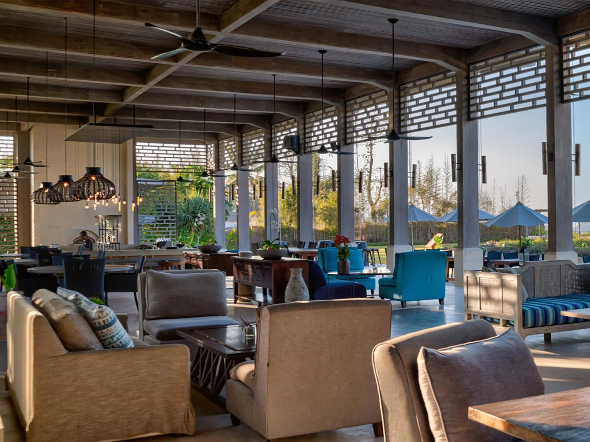 Restaurant/places to eat in Selong Selo Resort and Villas