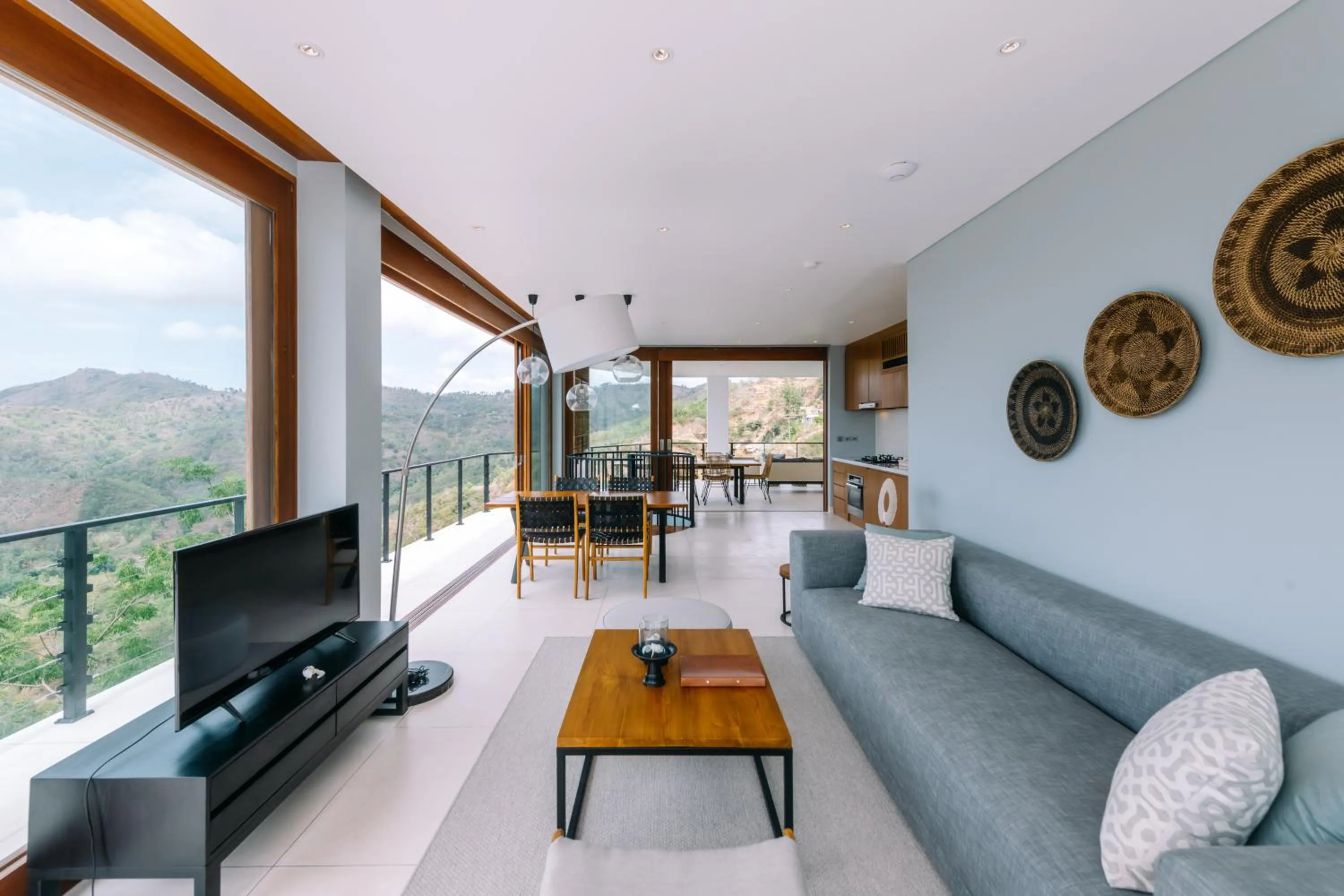 Communal lounge/ TV room in Selong Selo Resort and Villas