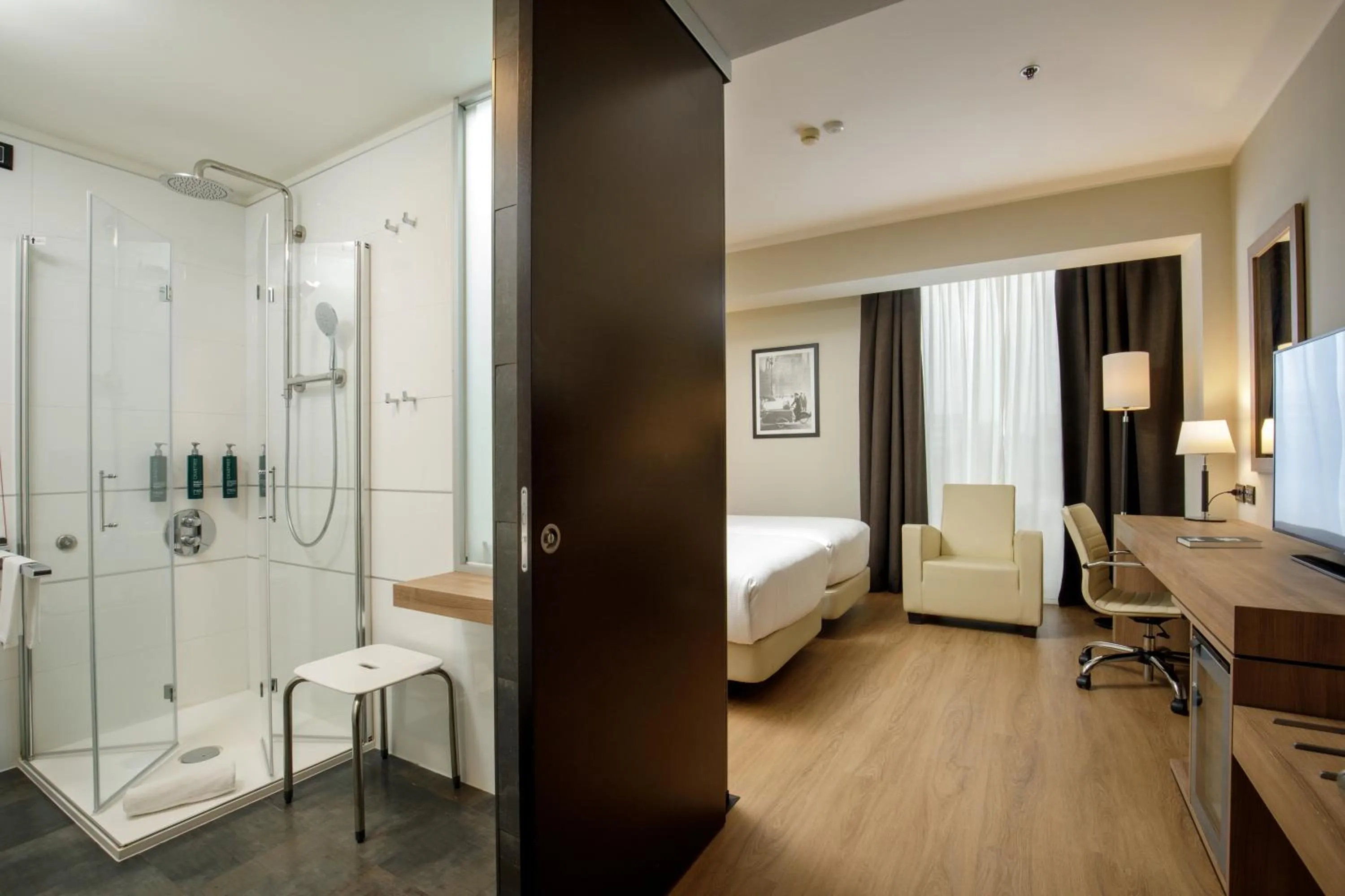 Shower, Bed in DoubleTree By Hilton Milan