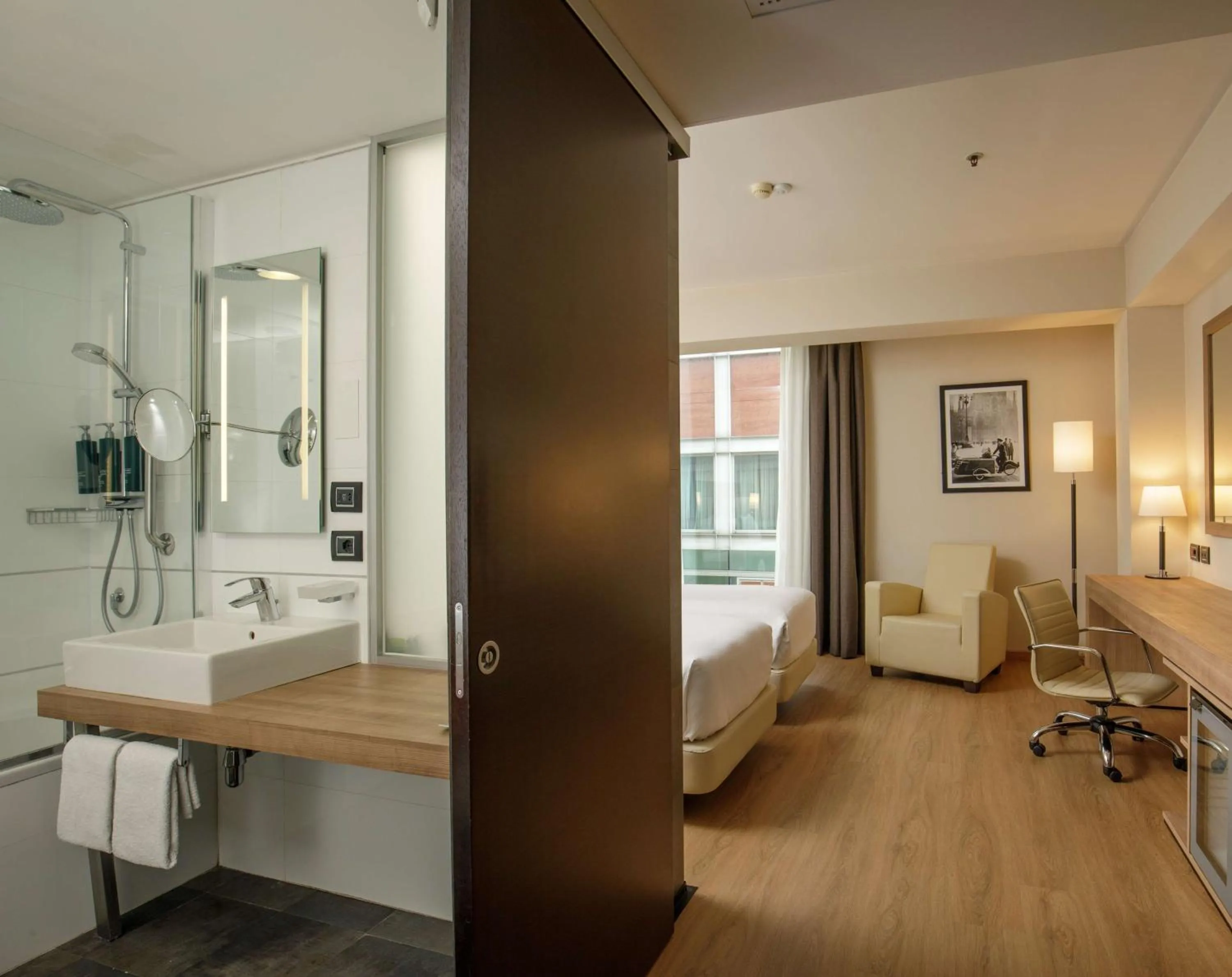 Bathroom, Bed in DoubleTree By Hilton Milan