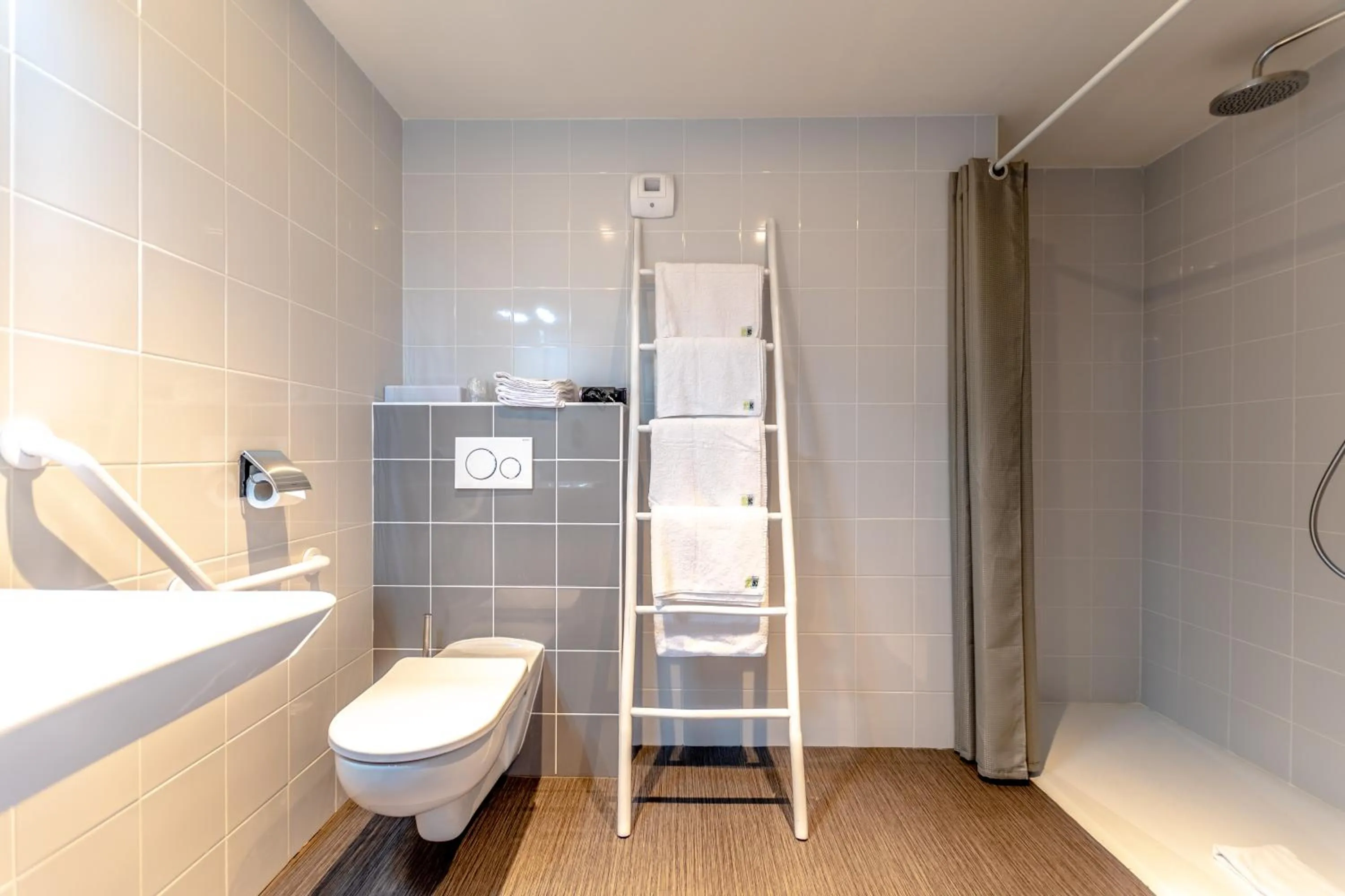 Shower in Hotel Le Virevent