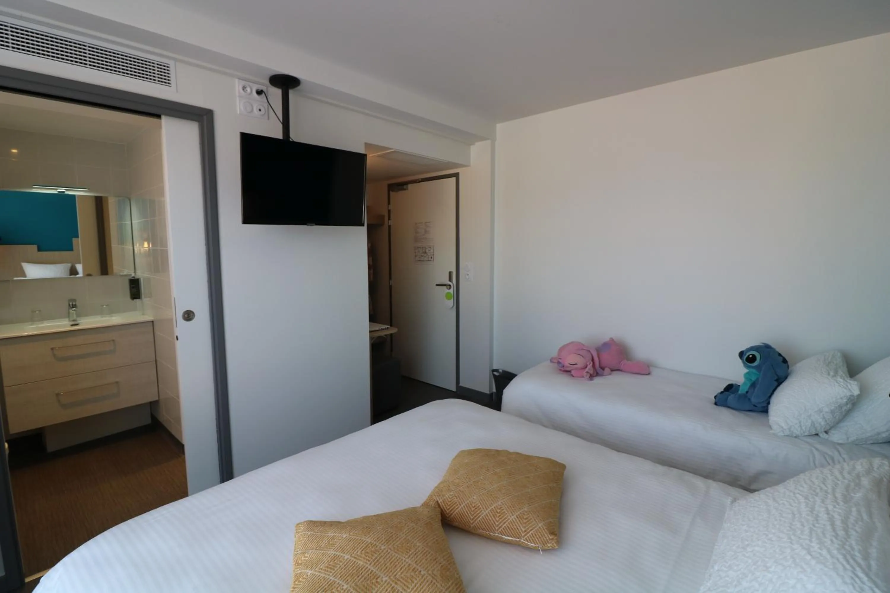 Photo of the whole room, Bed in Hotel Le Virevent