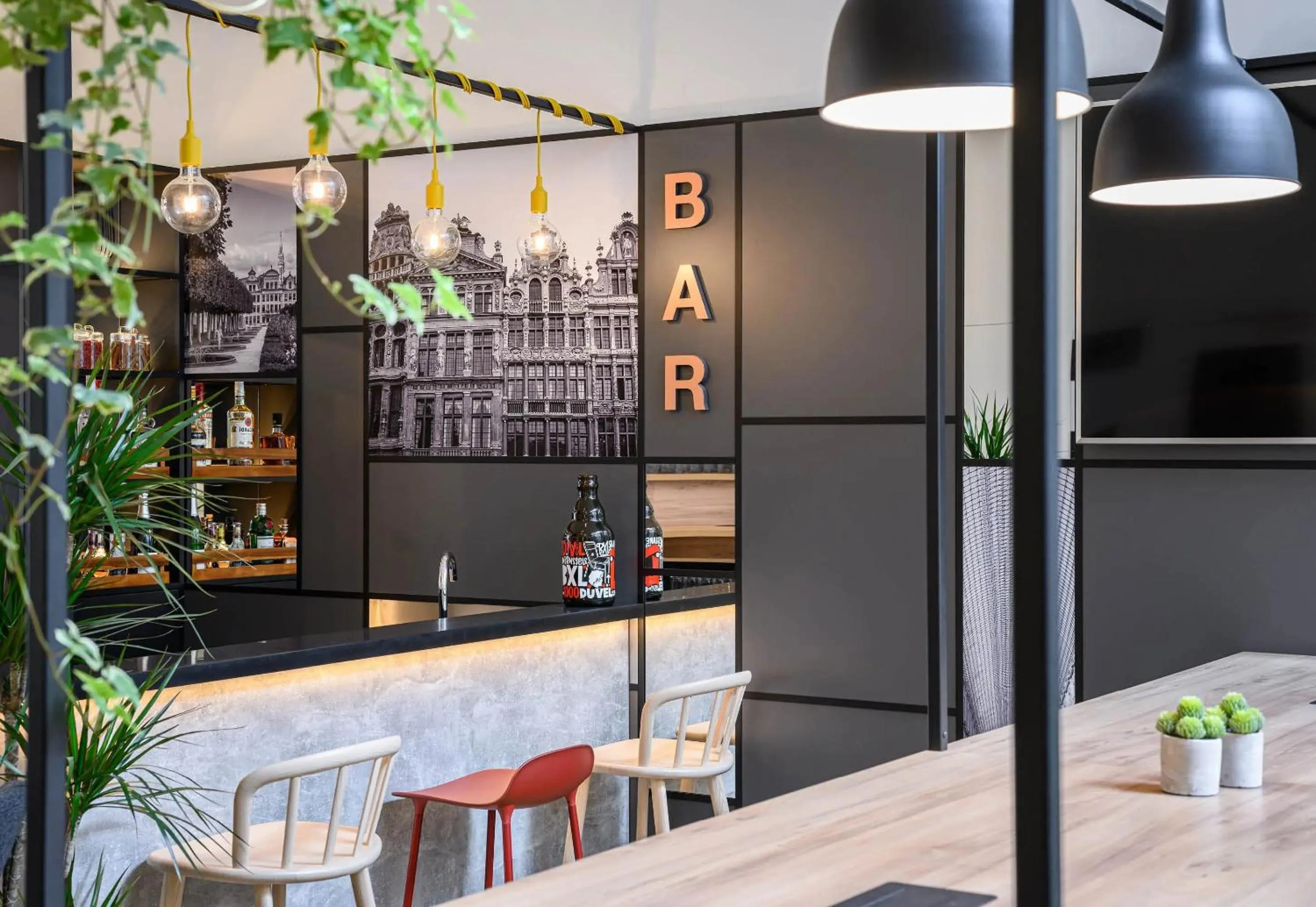 Lounge or bar in B&B HOTEL Brussels East Woluwe