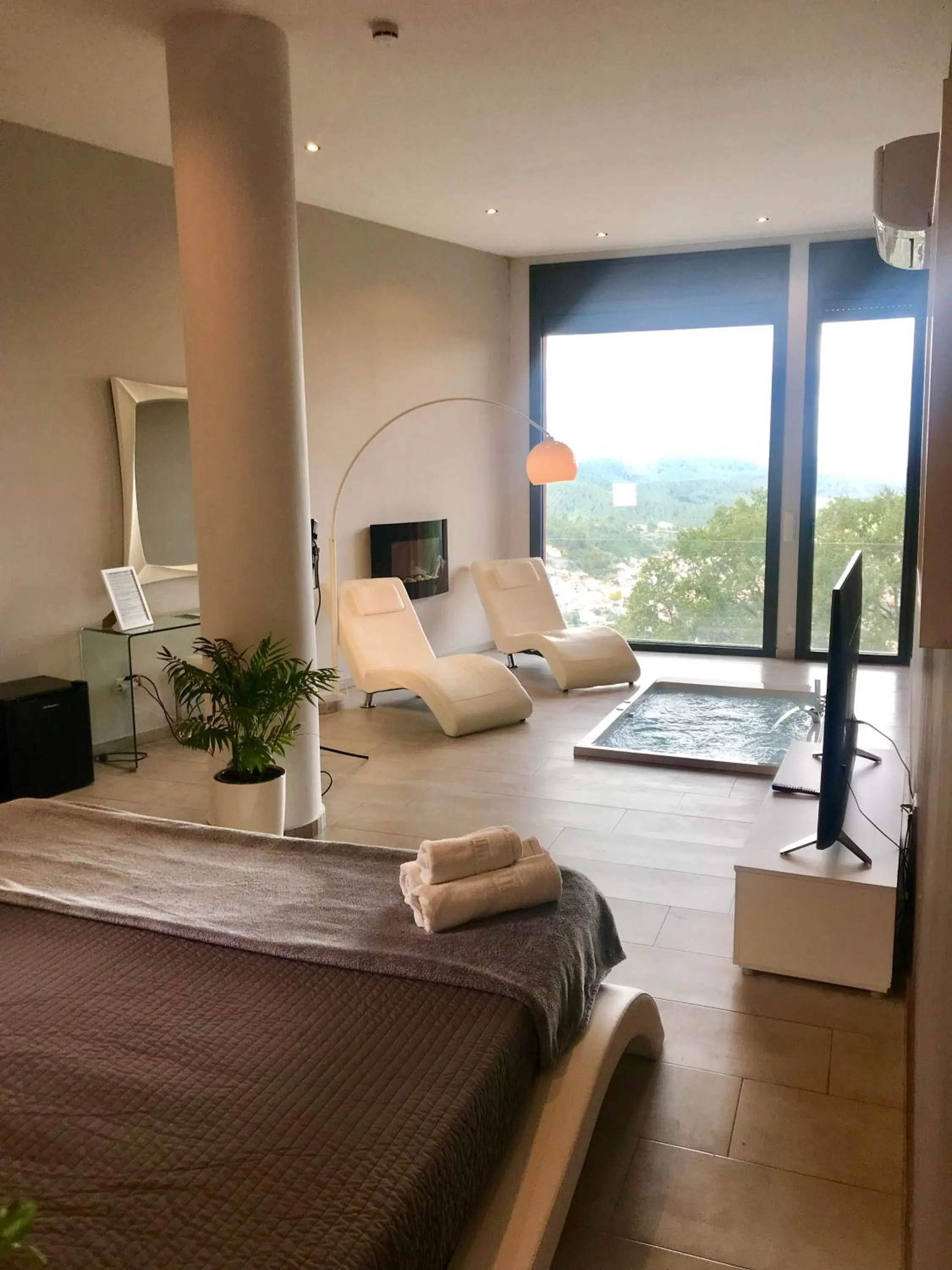 Photo of the whole room in Petit Mirador