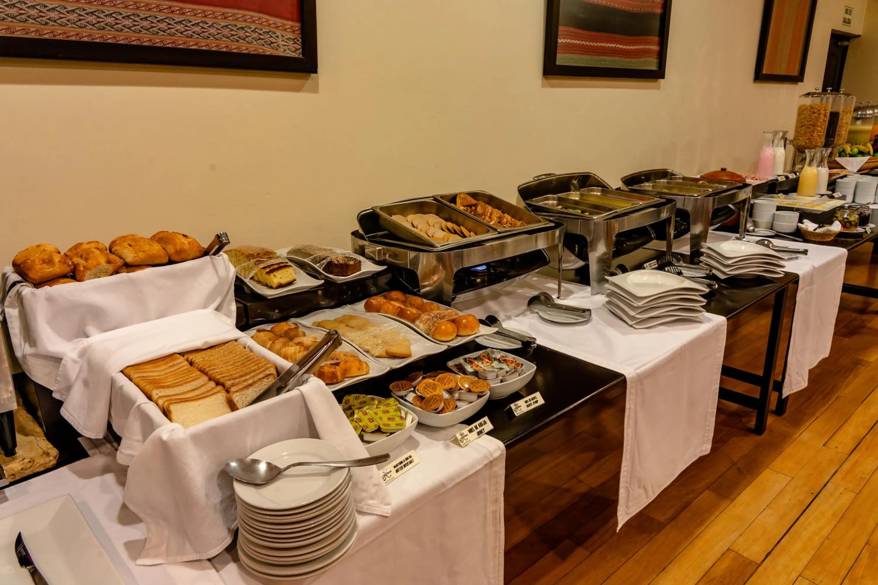 Buffet breakfast in Hotel Jose Antonio Puno