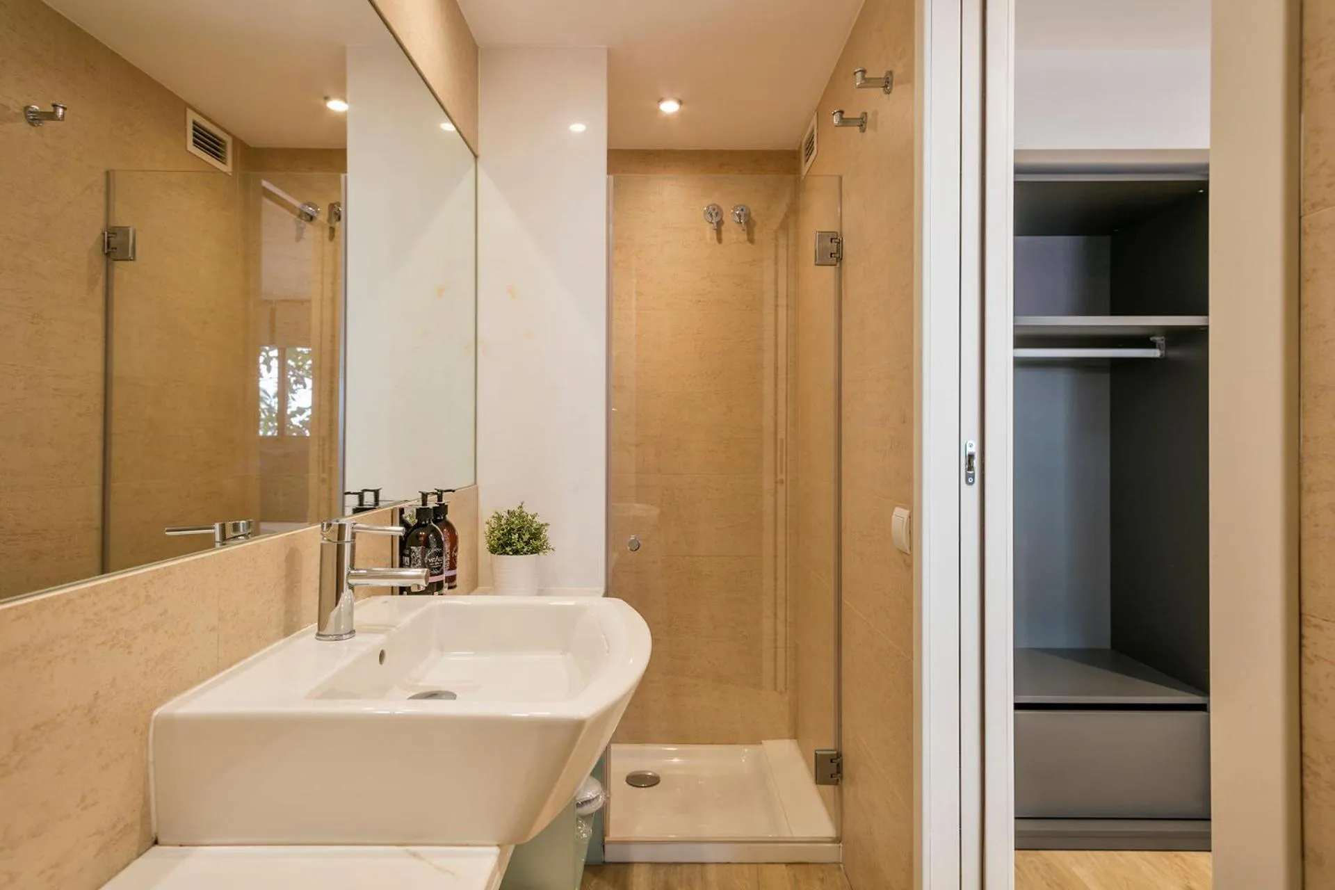 Bathroom in Lugaris Rambla Apartments