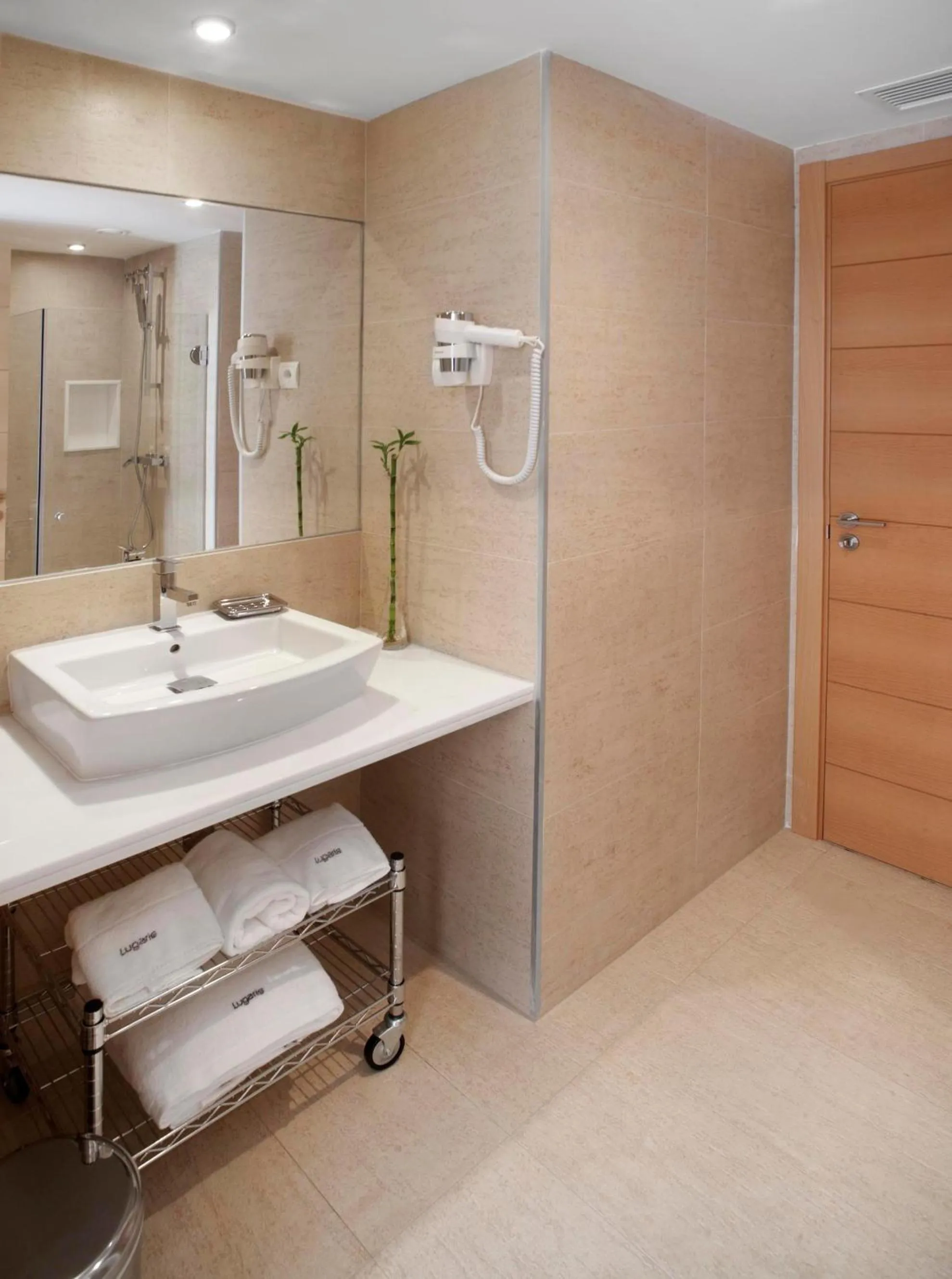 Bathroom in Lugaris Rambla Apartments
