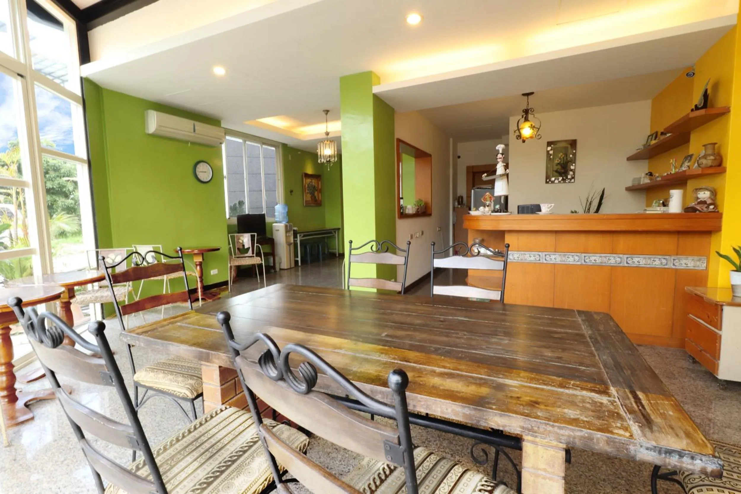 Communal lounge/ TV room in FlowerSay Homestay