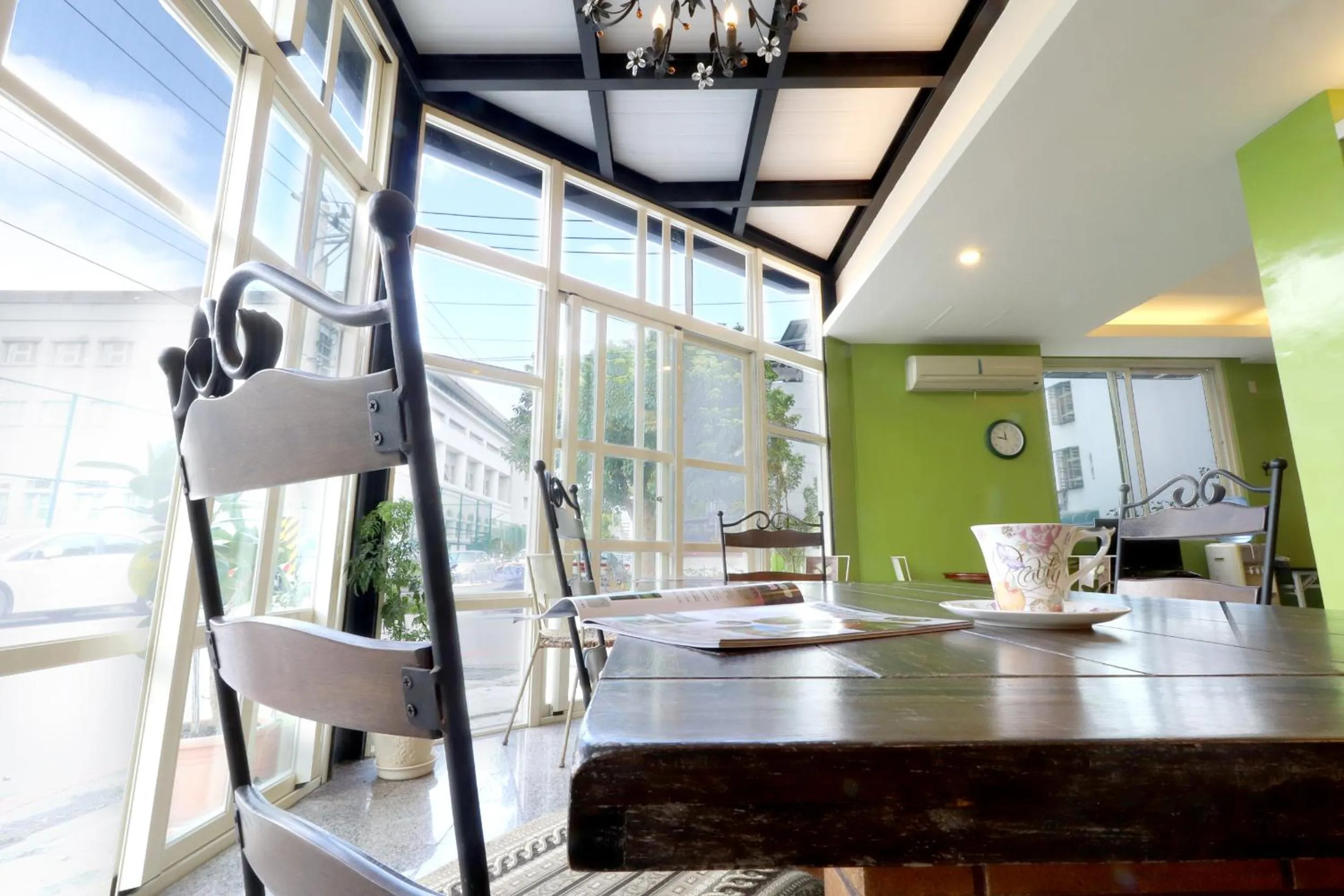 Communal lounge/ TV room in FlowerSay Homestay