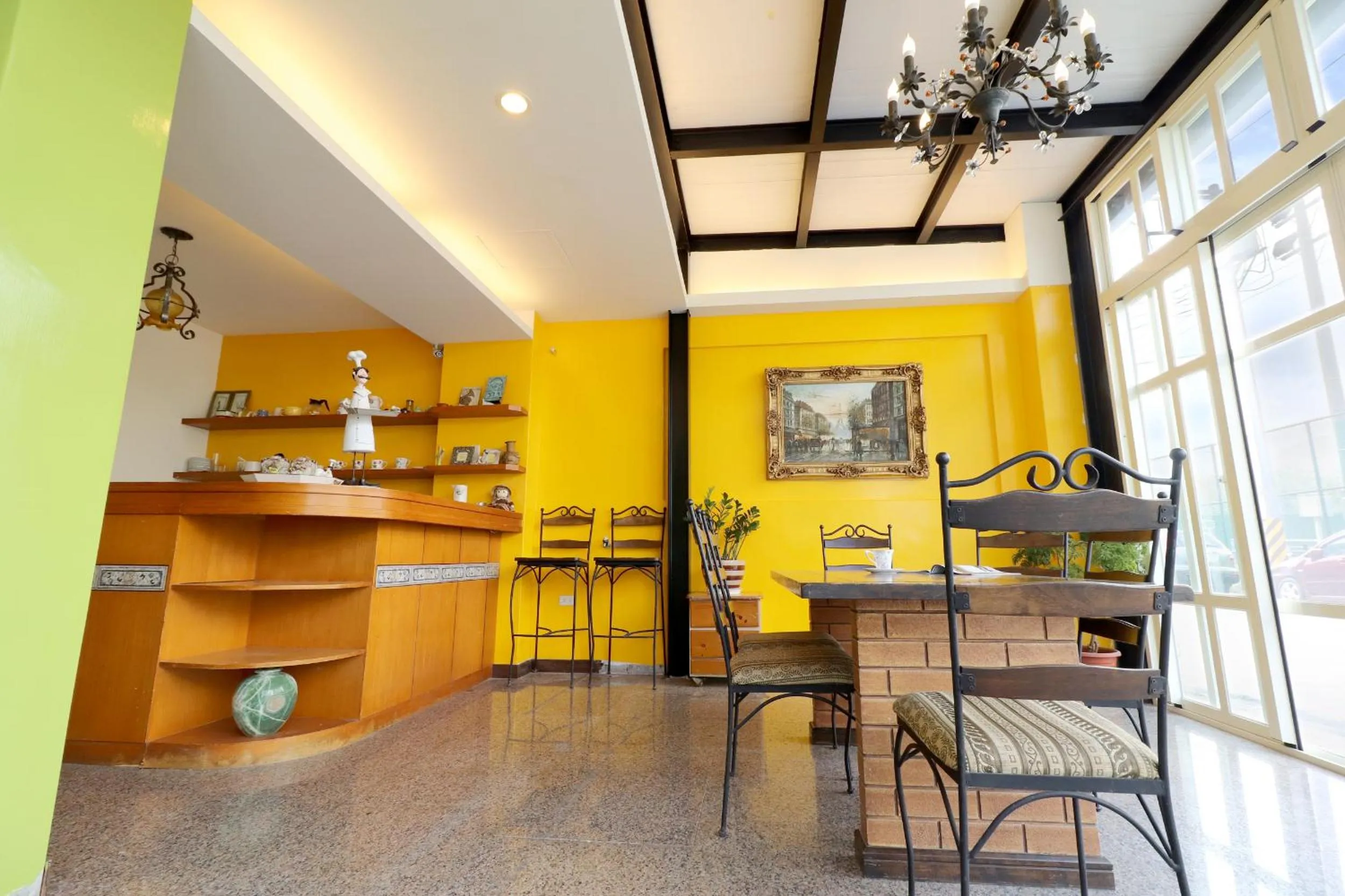 Communal lounge/ TV room in FlowerSay Homestay