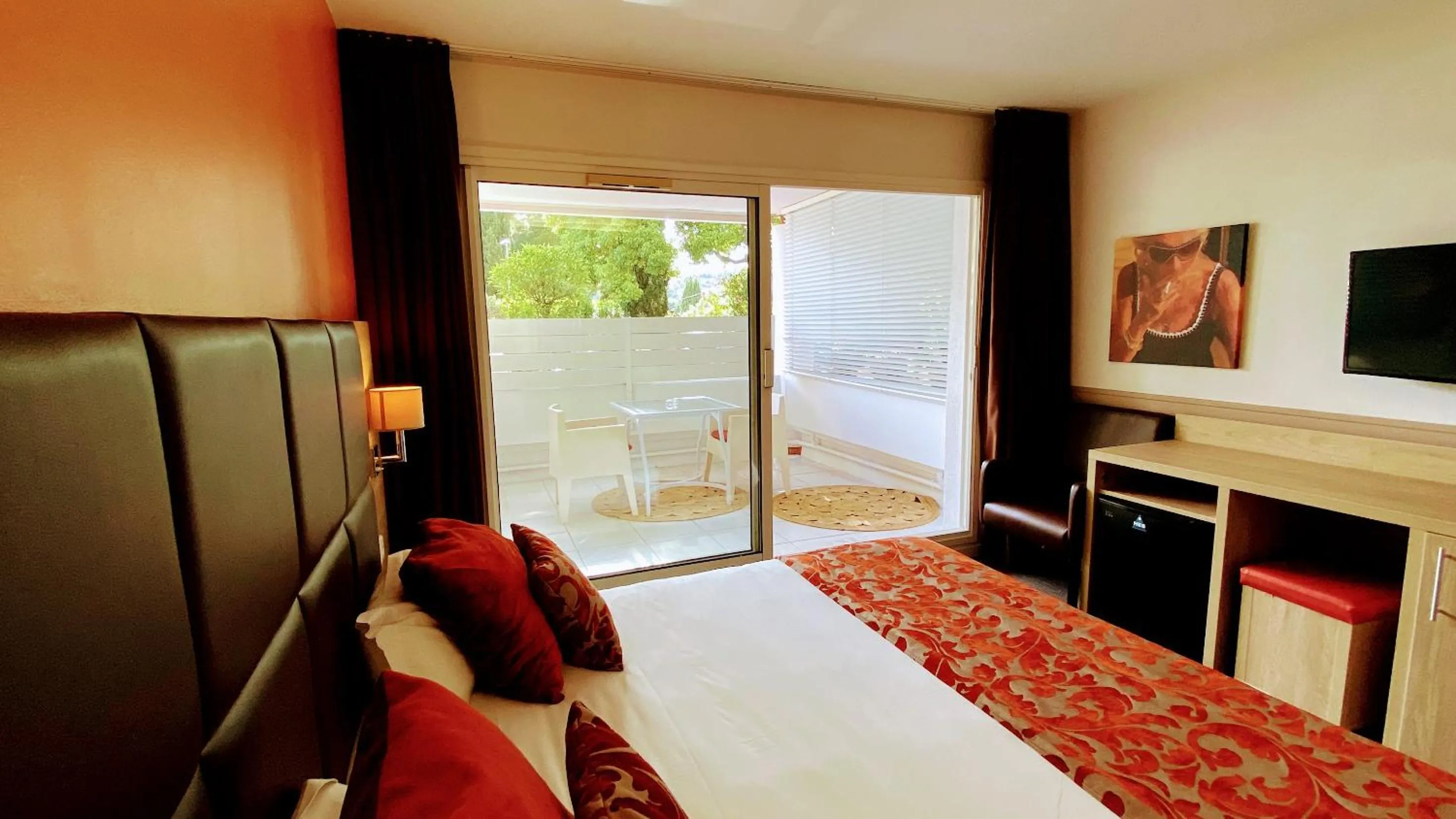 Balcony/Terrace, Bed in Royal Cottage Pamela Hotel Cassis