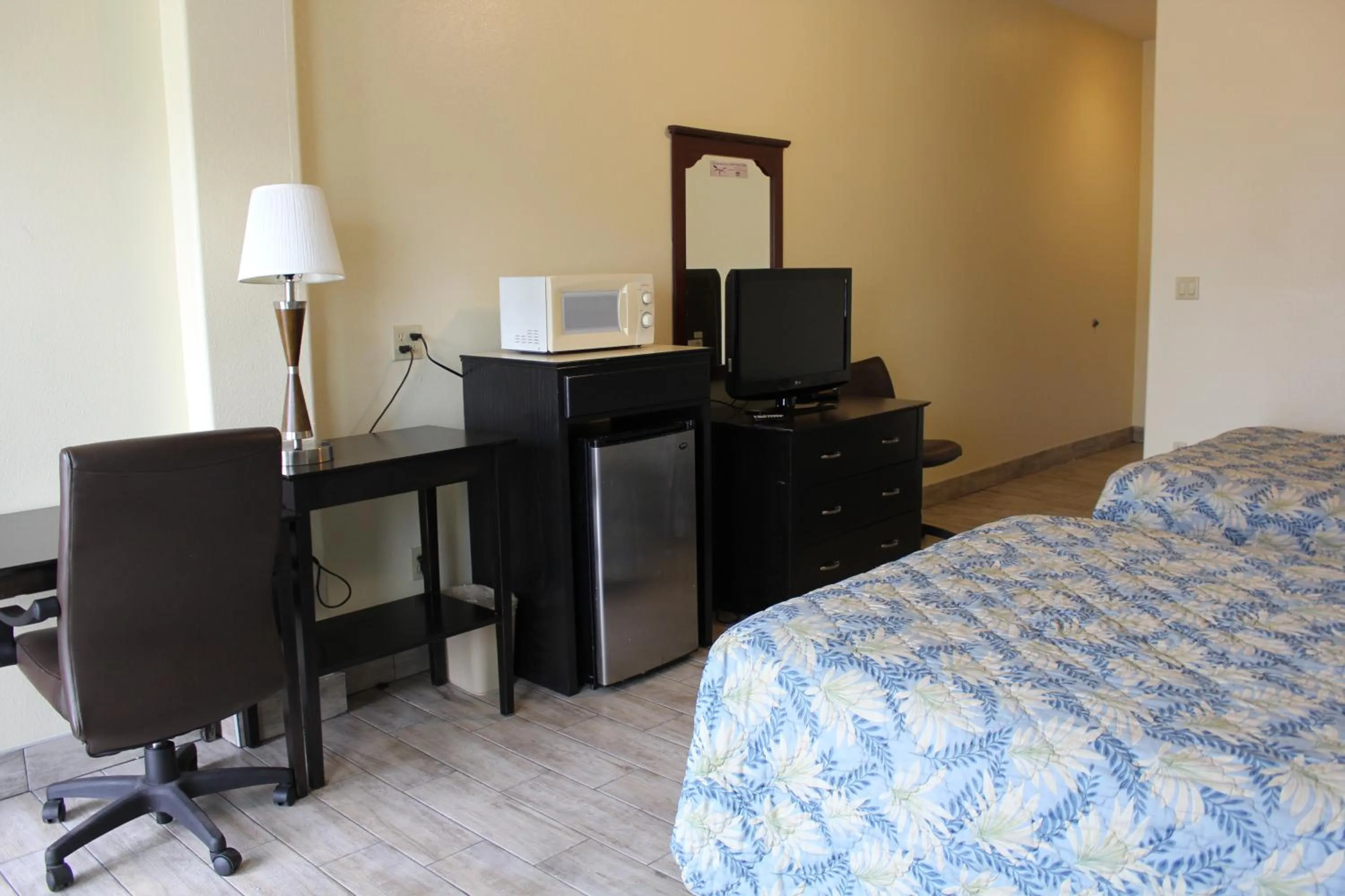 Communal lounge/ TV room, Bed in Casa Bella Hotel and Suites