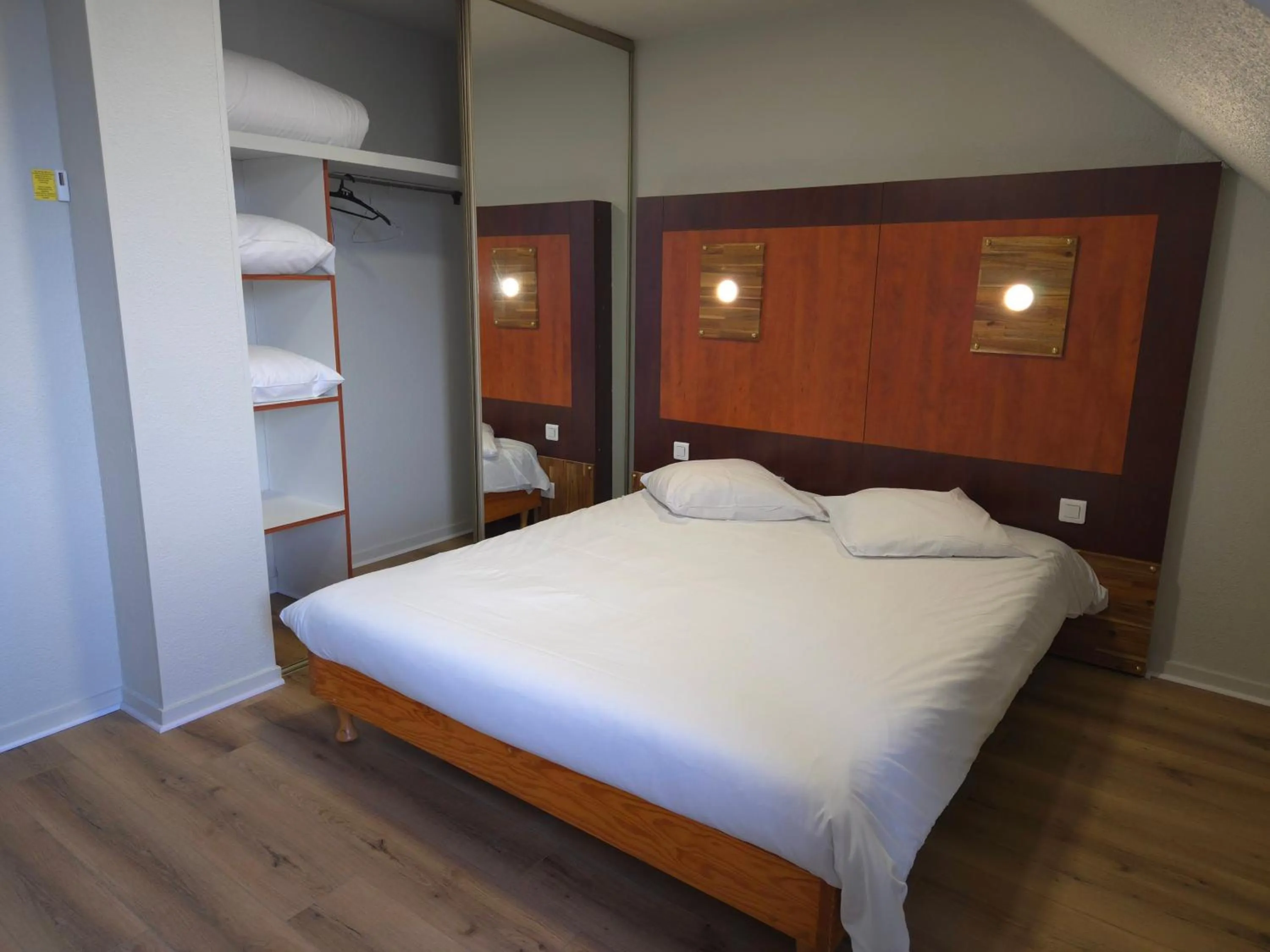 Bed in Geneva Residence