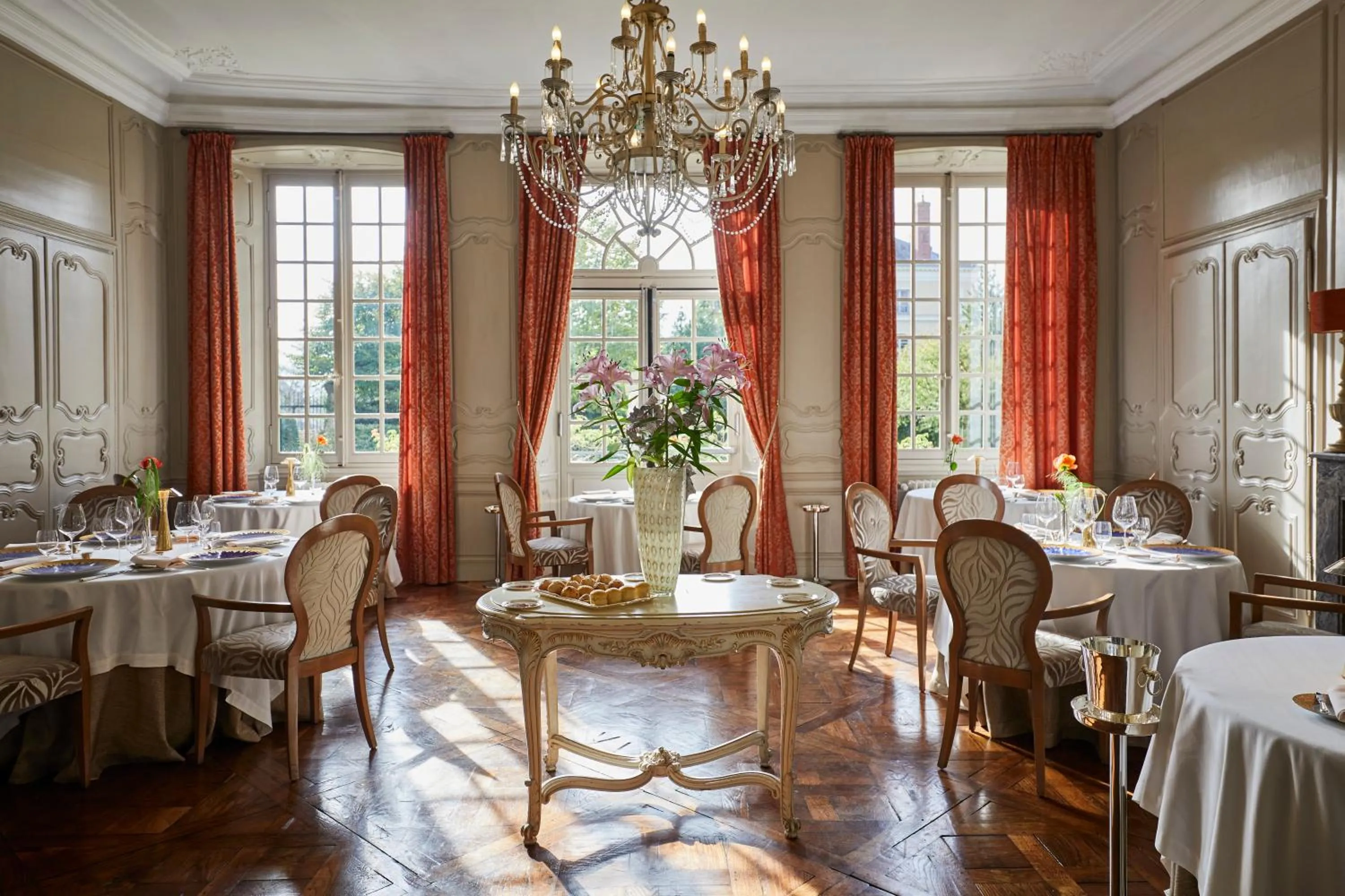 Restaurant/places to eat in Hôtel Restaurants & Spa Perier Du Bignon