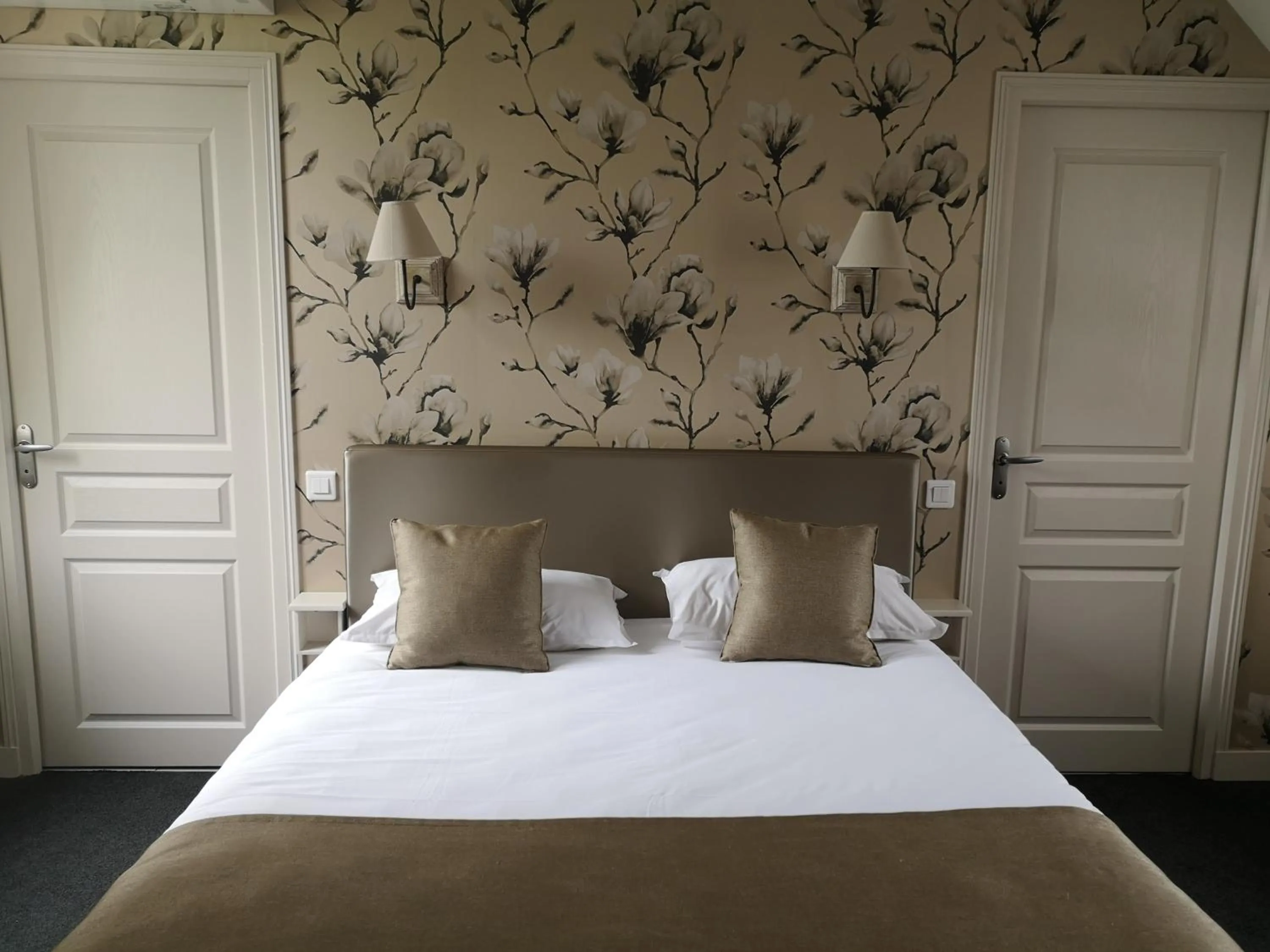 Bedroom, Bed in Hôtel Restaurants & Spa Perier Du Bignon