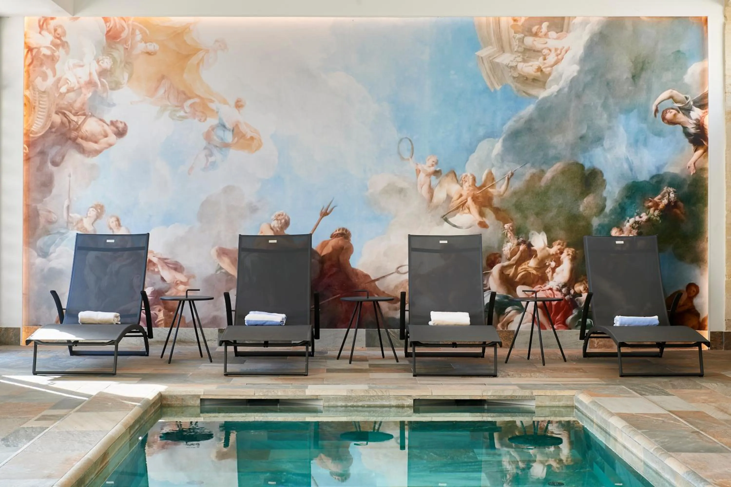 Swimming pool in Best Western Premier Hotel des Vignes et des Anges