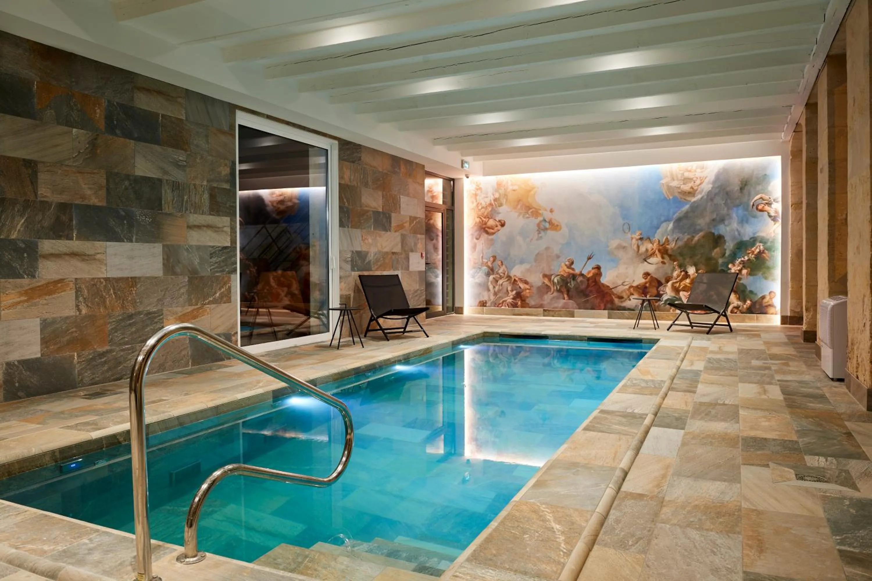 Swimming pool in Best Western Premier Hotel des Vignes et des Anges