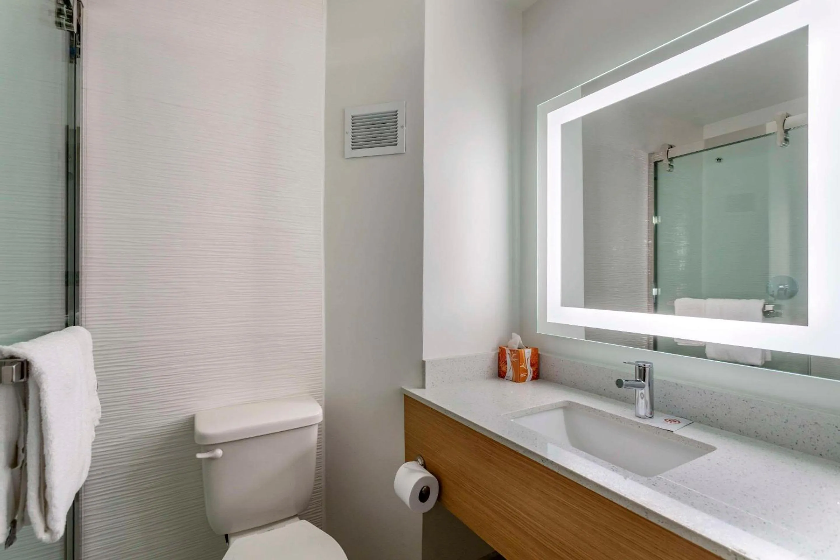 Bedroom in Comfort Inn & Suites Nashville Downtown - Stadium