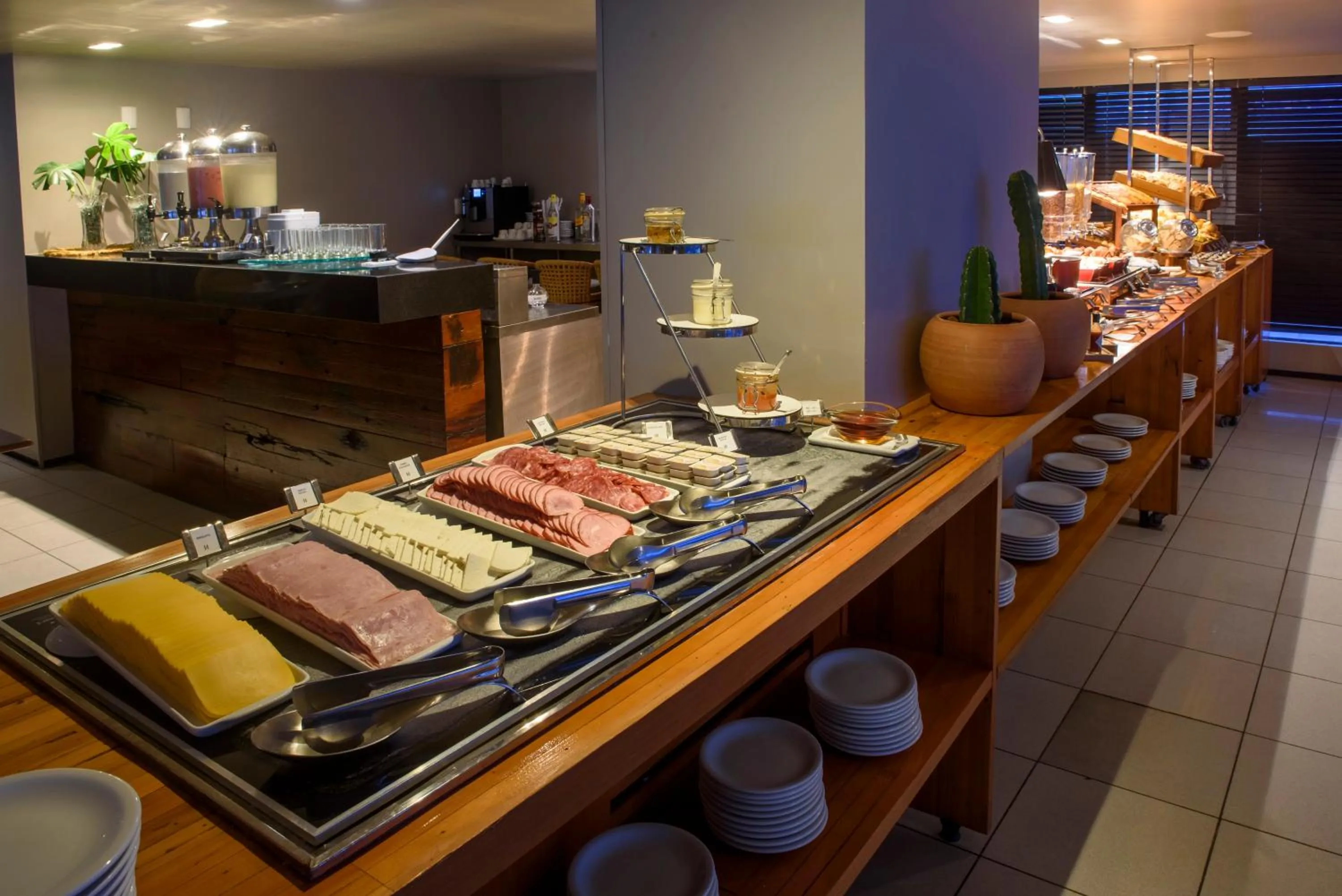 Breakfast in Hardman Praia Hotel