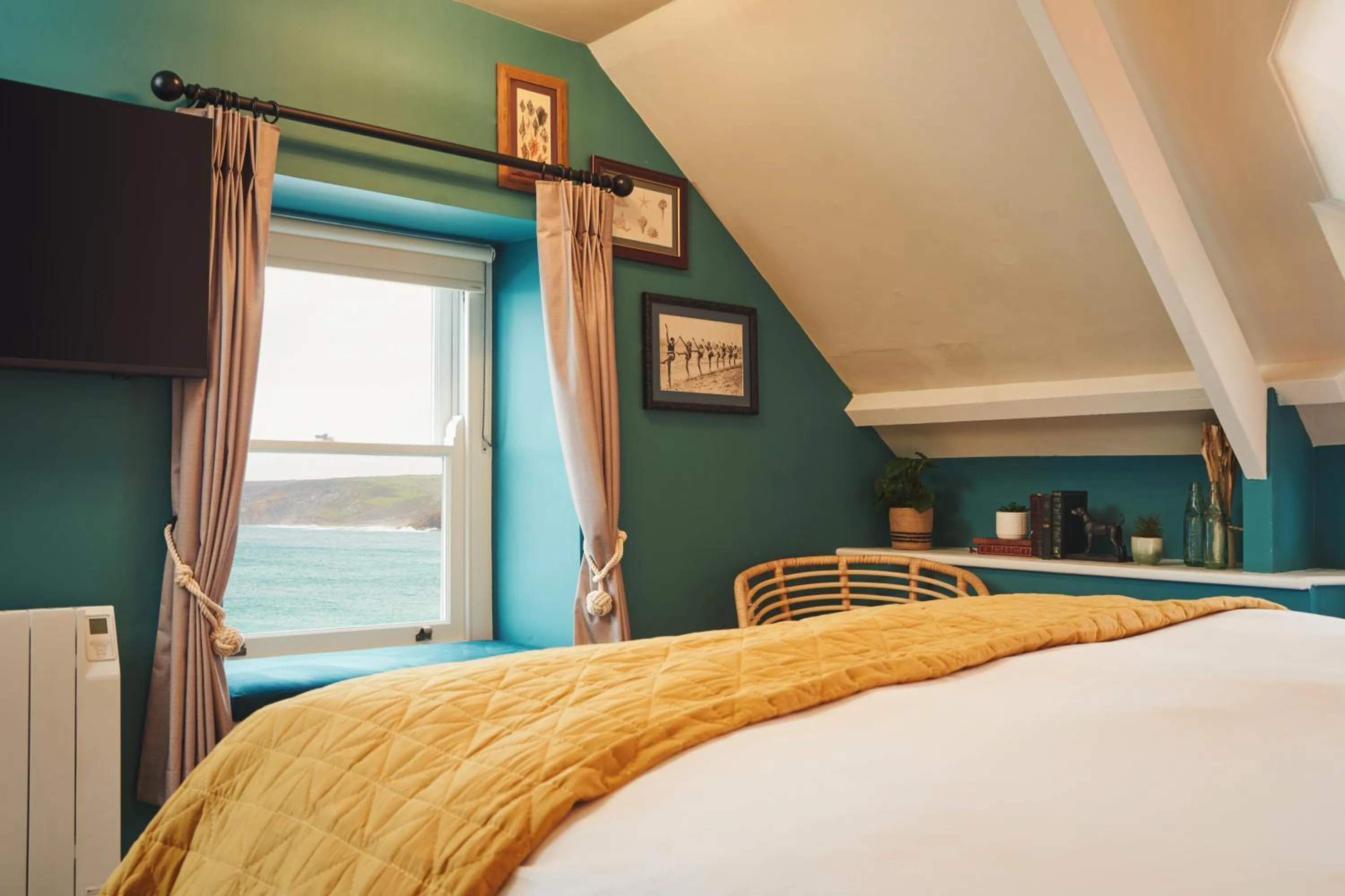 Sea view, Bed in The Old Success Inn