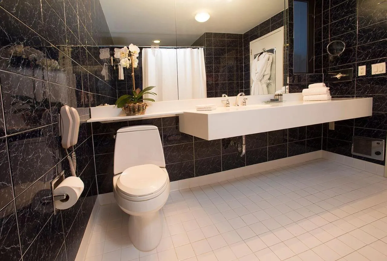 Shower in Fitzpatrick Grand Central