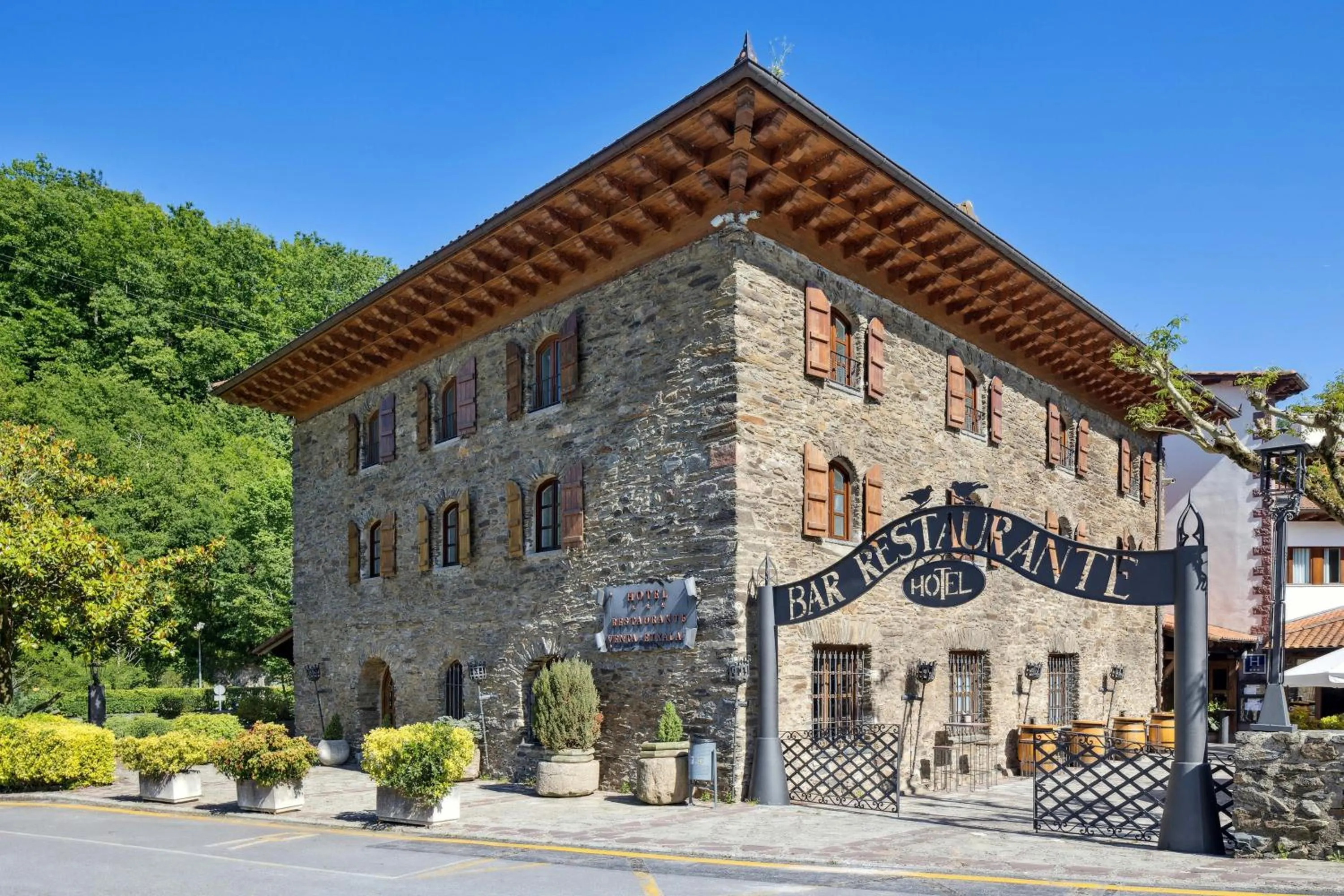 Facade/entrance in Hotel Venta de Etxalar