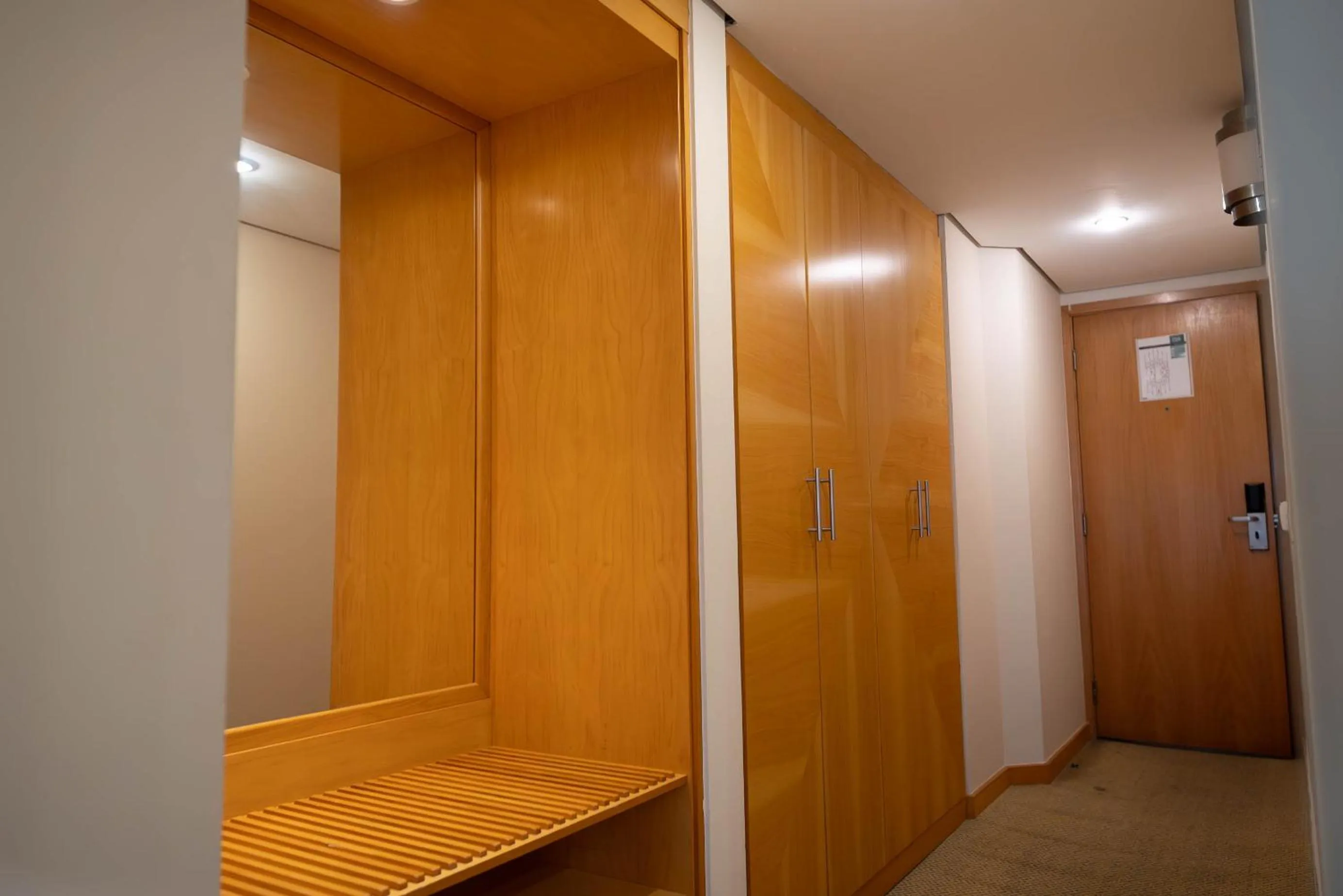 wardrobe in Sol Alphaville Hotel & Residence