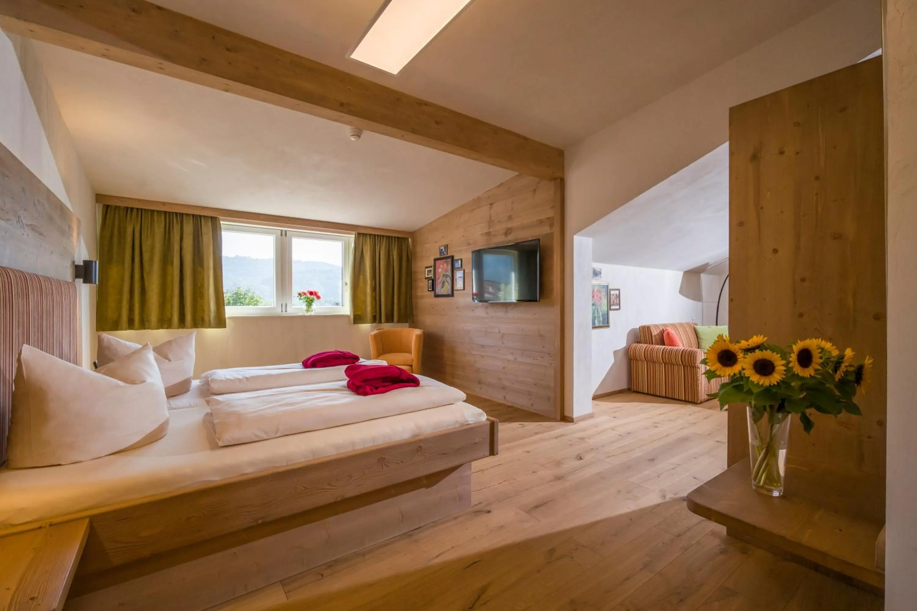 Living room, Bed in Hotel Keindl