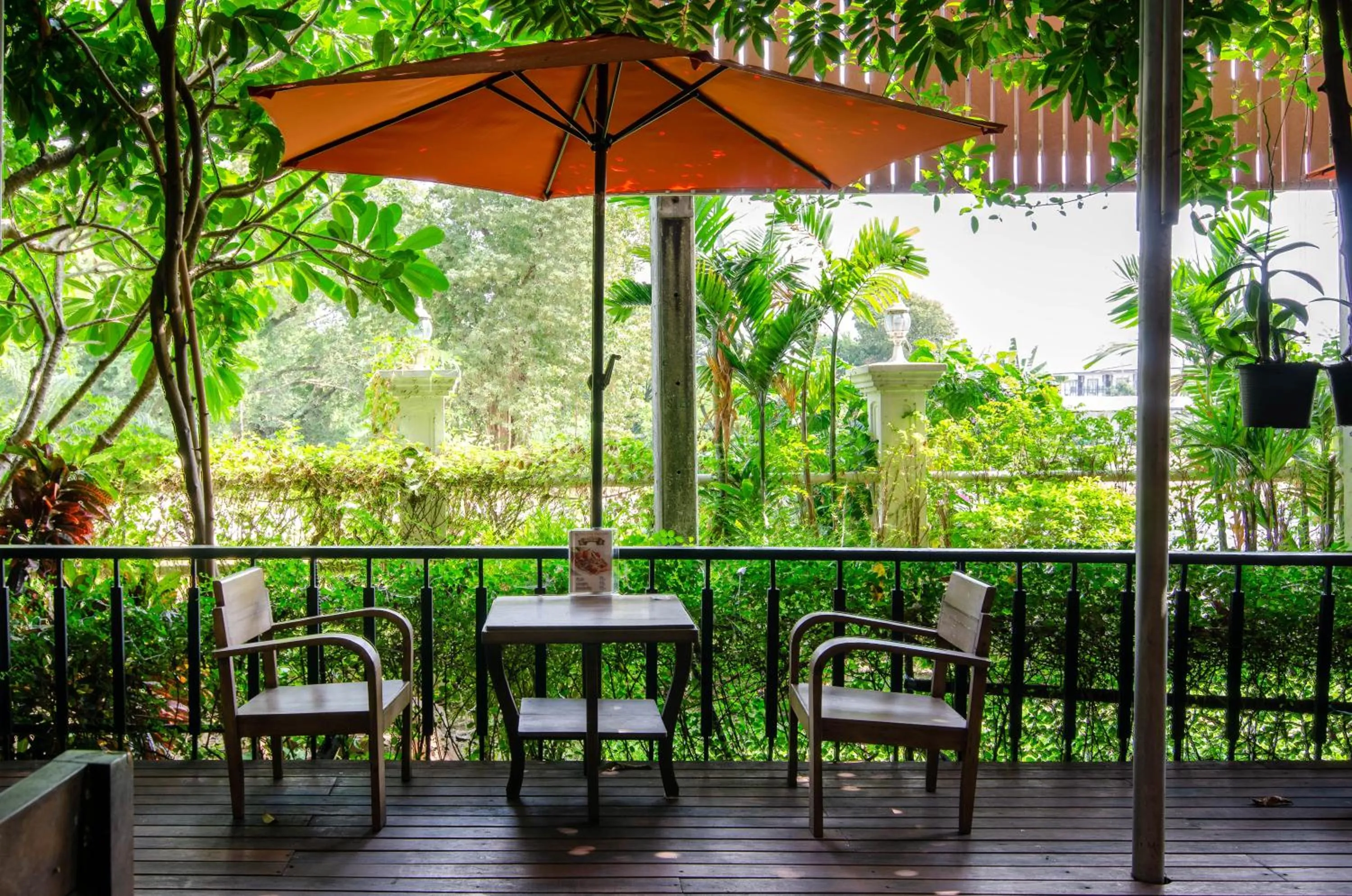 Restaurant/places to eat in Tara Lake