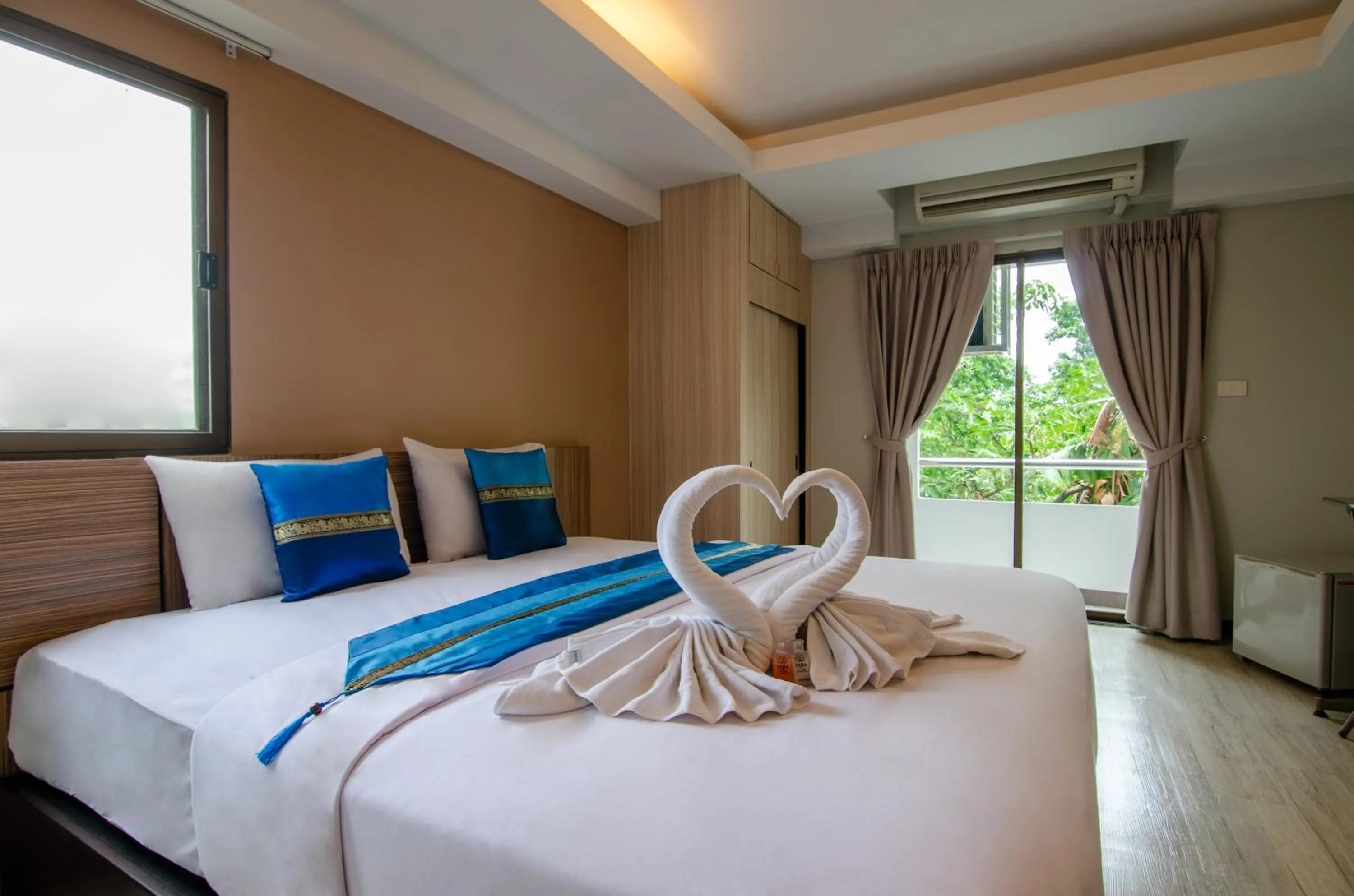 Photo of the whole room, Bed in Tara Lake