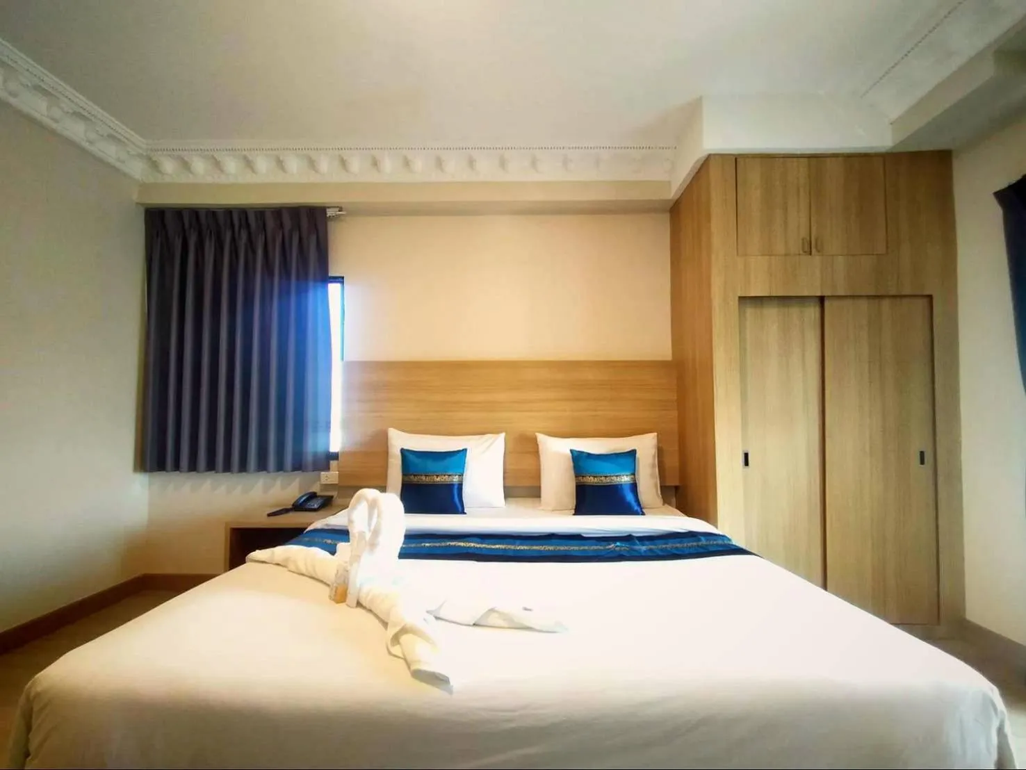 Photo of the whole room, Bed in Tara Lake