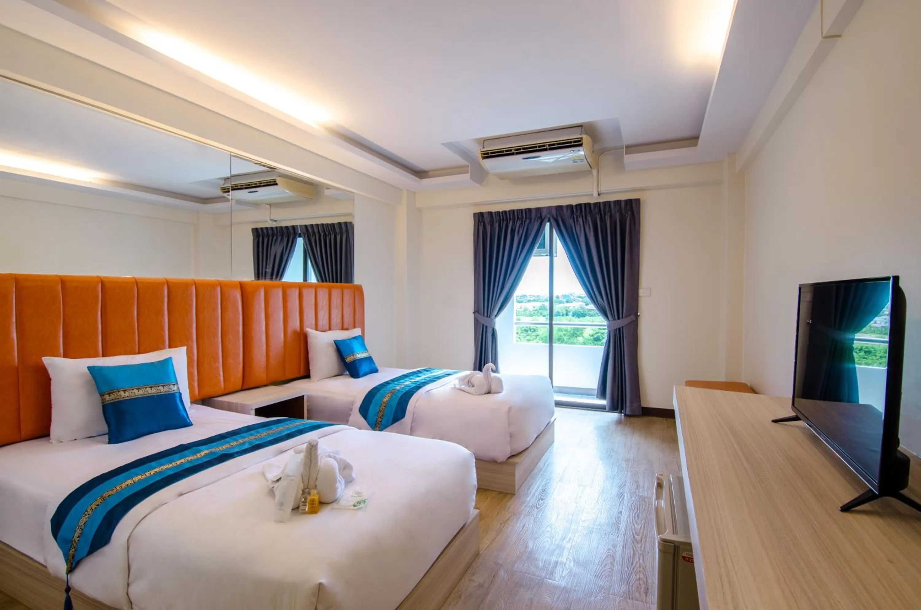 Photo of the whole room, Bed in Tara Lake