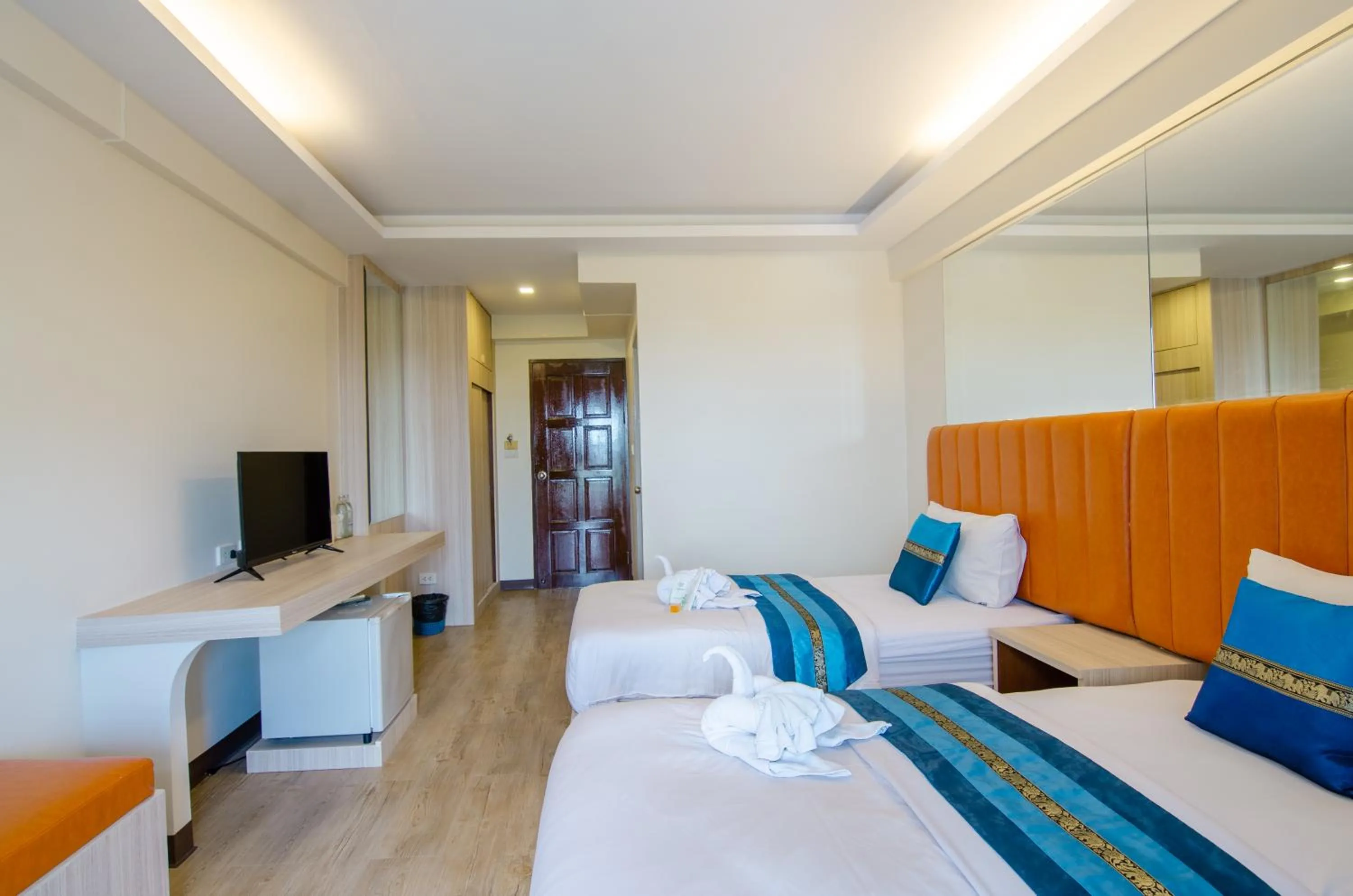 Photo of the whole room, Bed in Tara Lake