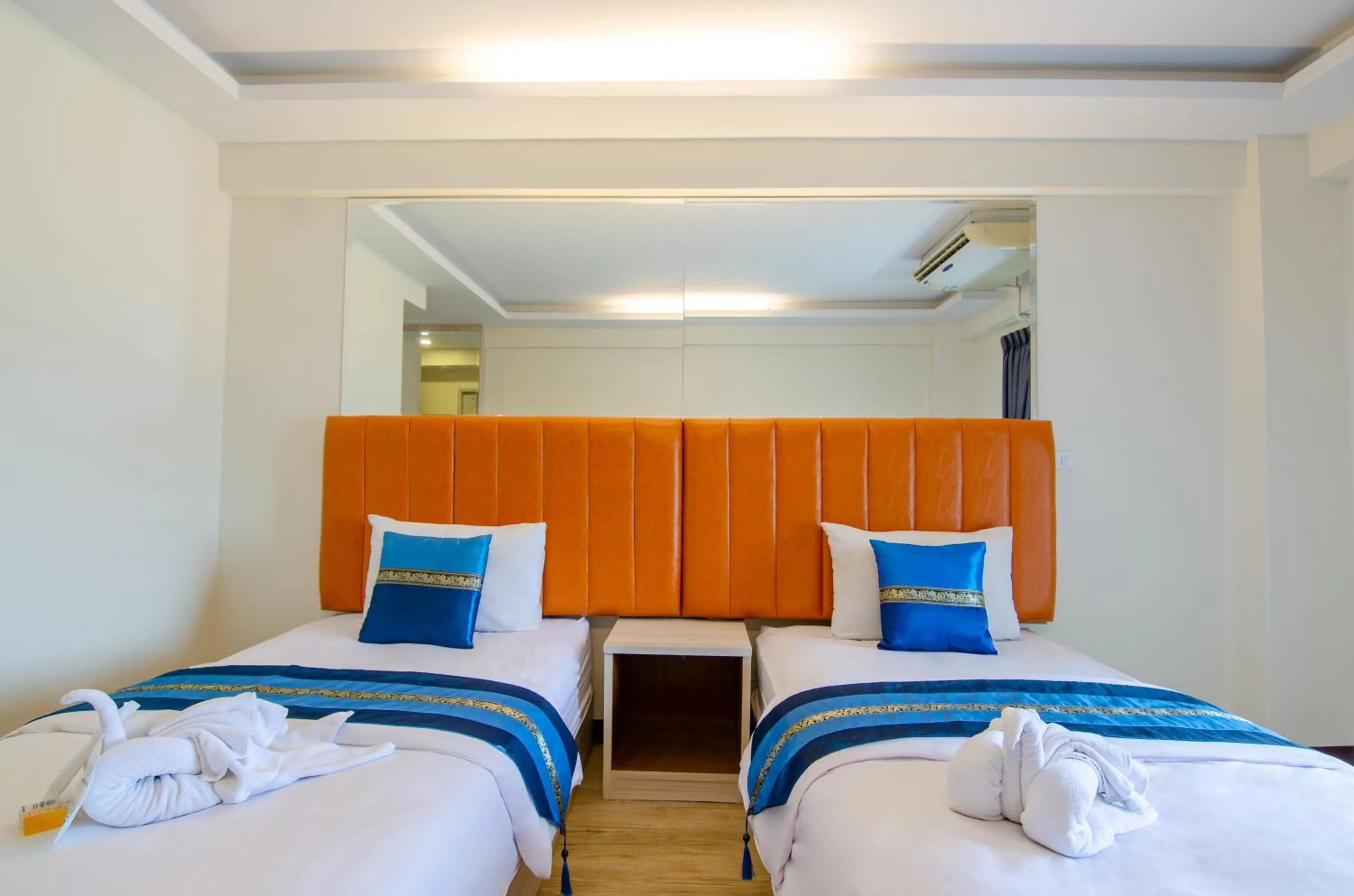 Photo of the whole room, Bed in Tara Lake