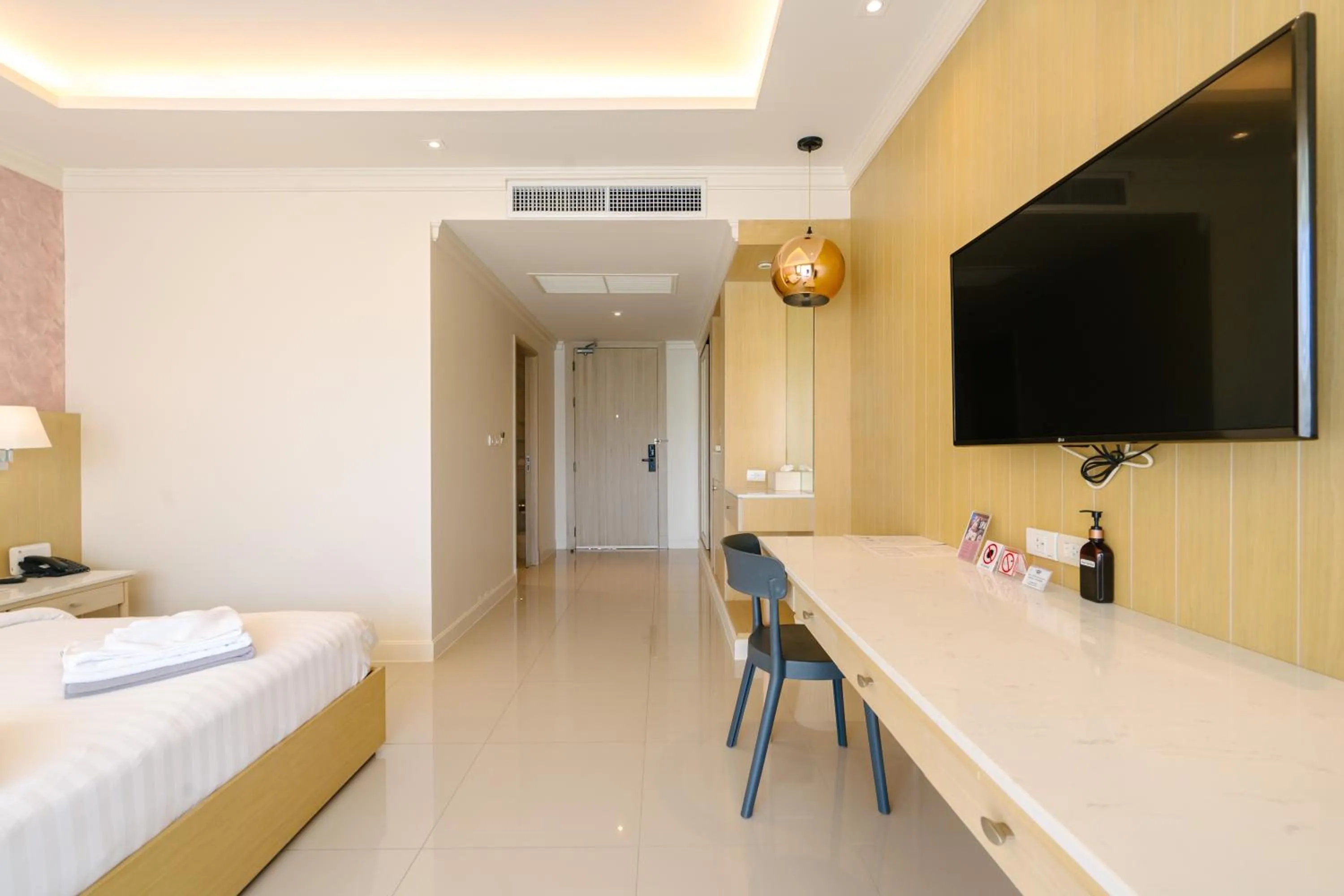 Communal lounge/ TV room, Bed in The Sea Cret Hua Hin