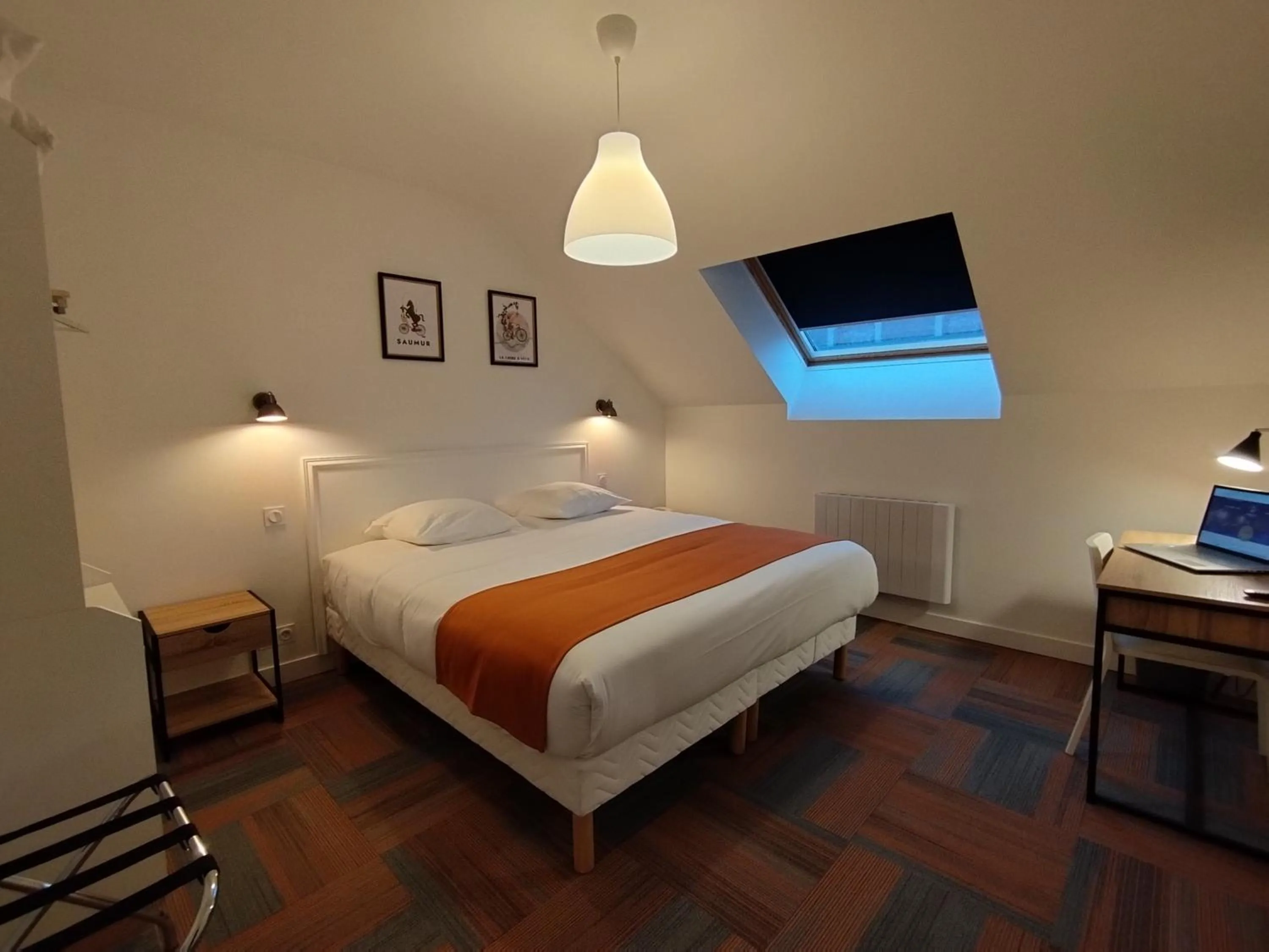 Shower, Bed in The Originals Access, Hotel Le Canter Saumur