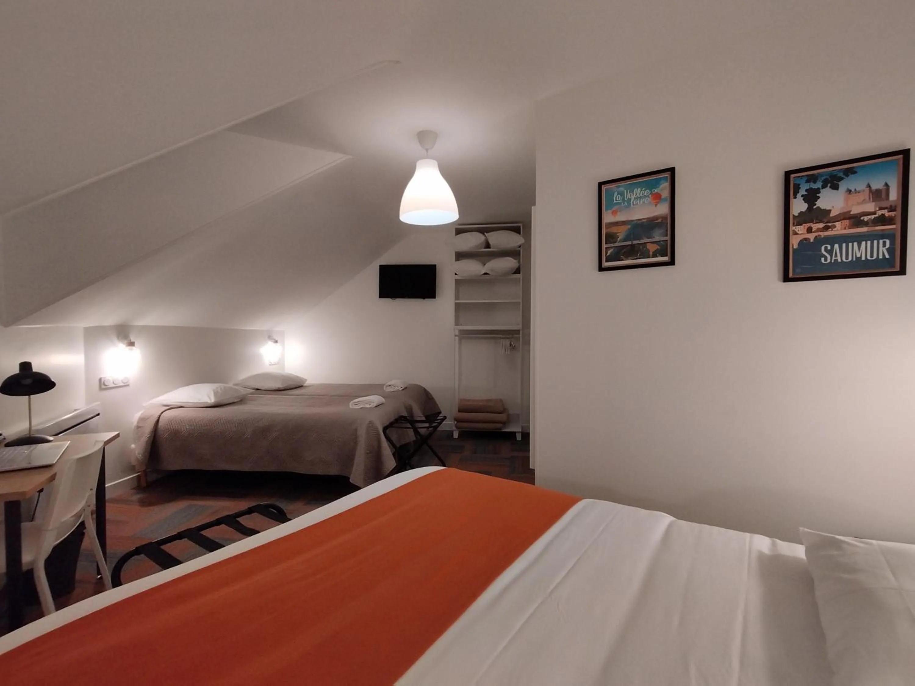 Shower, Bed in The Originals Access, Hotel Le Canter Saumur