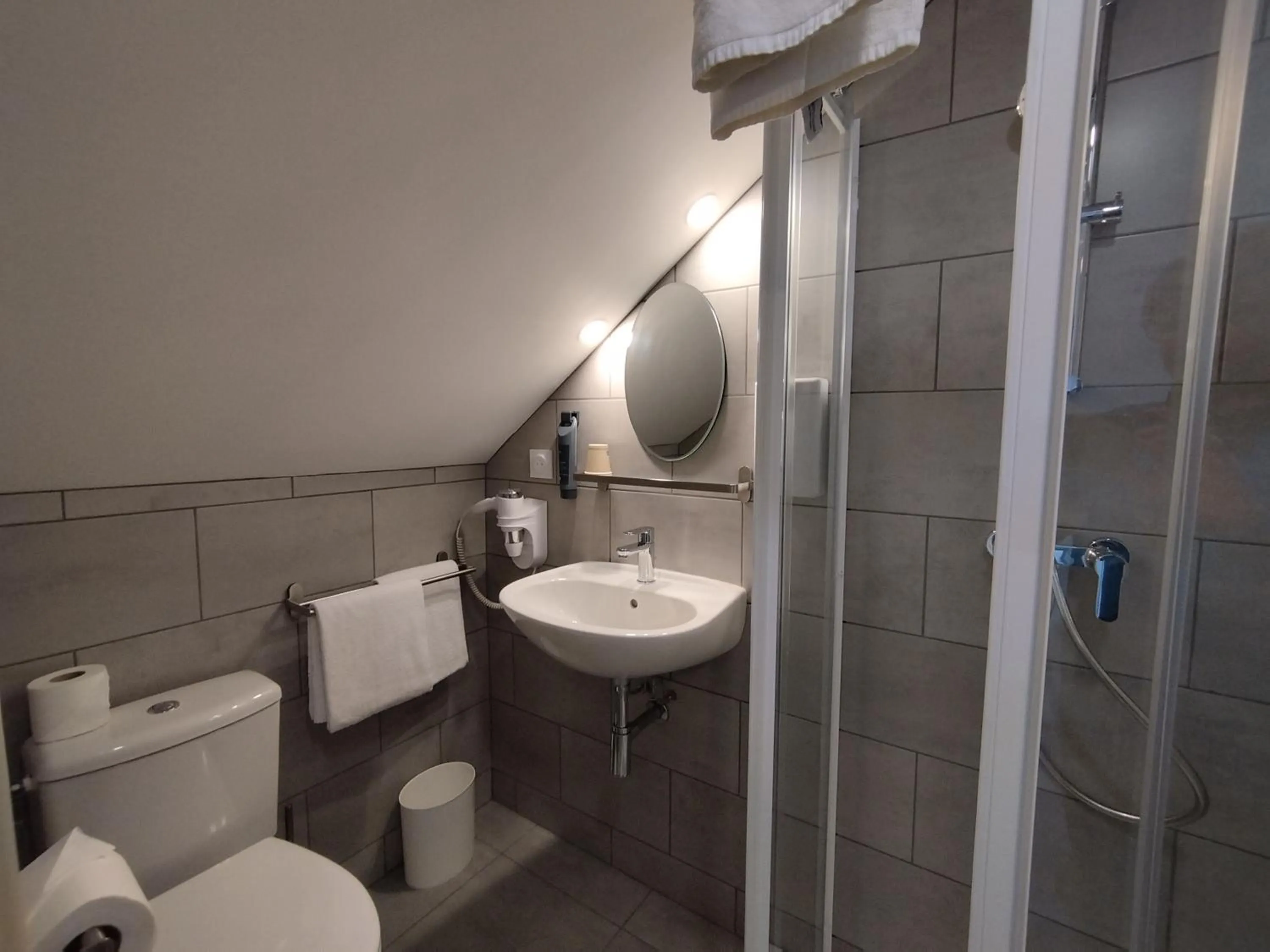 Shower in The Originals Access, Hotel Le Canter Saumur