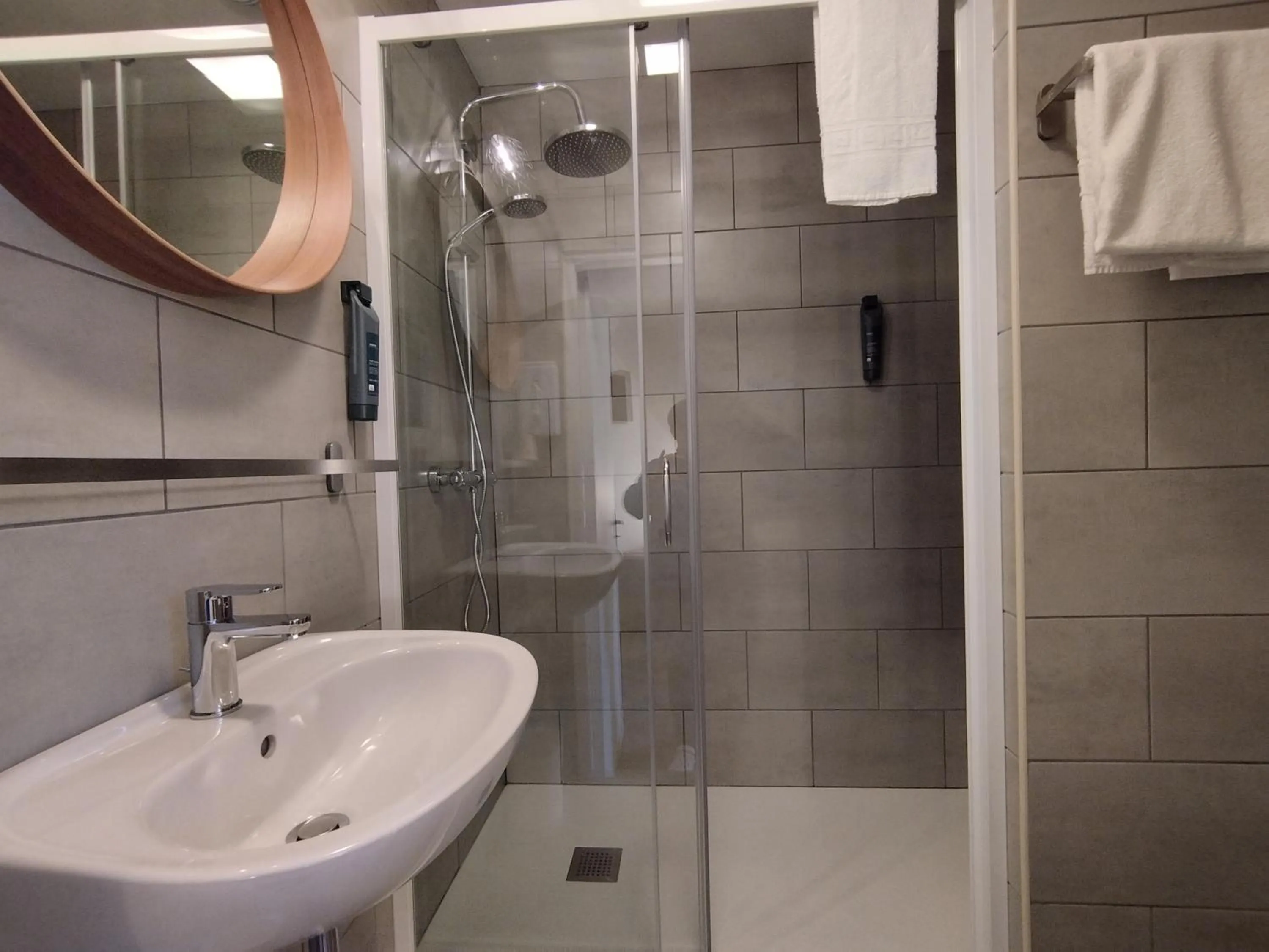 Shower in The Originals Access, Hotel Le Canter Saumur