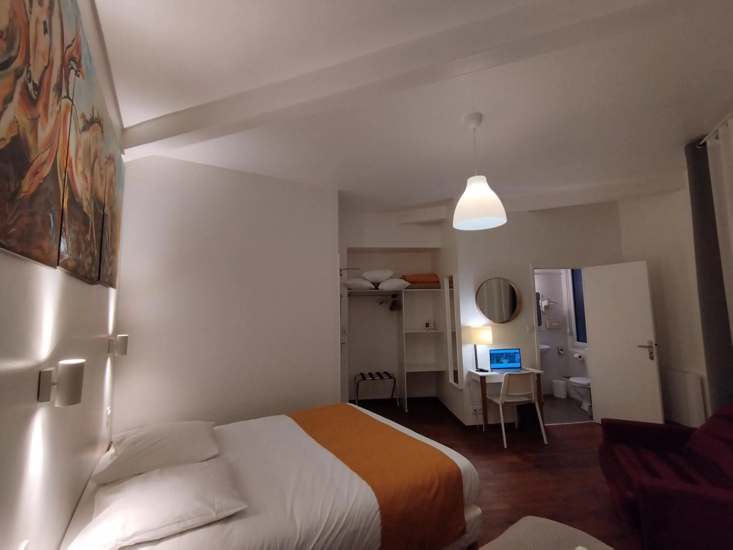 Shower, Bed in The Originals Access, Hotel Le Canter Saumur