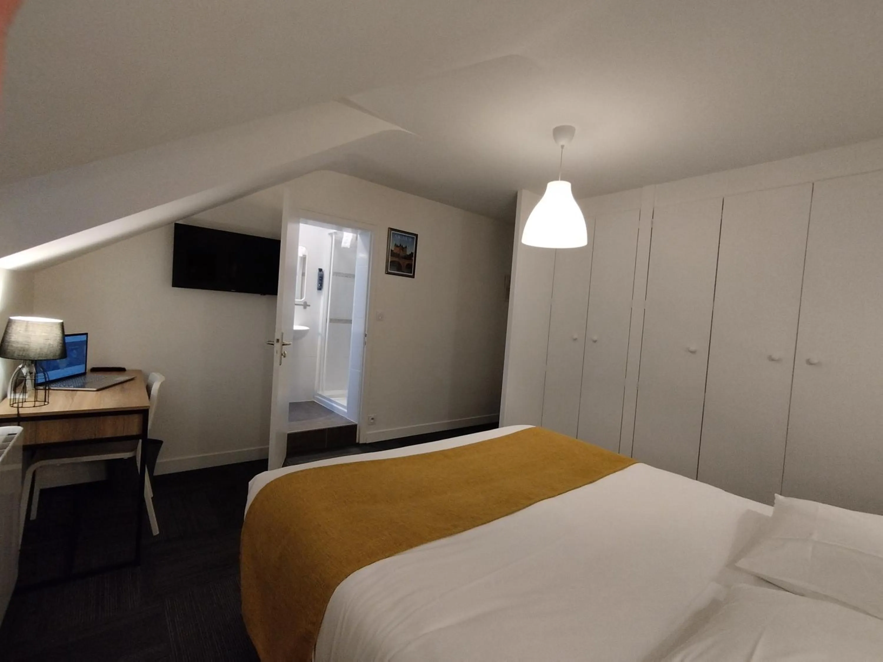 Shower, Bed in The Originals Access, Hotel Le Canter Saumur