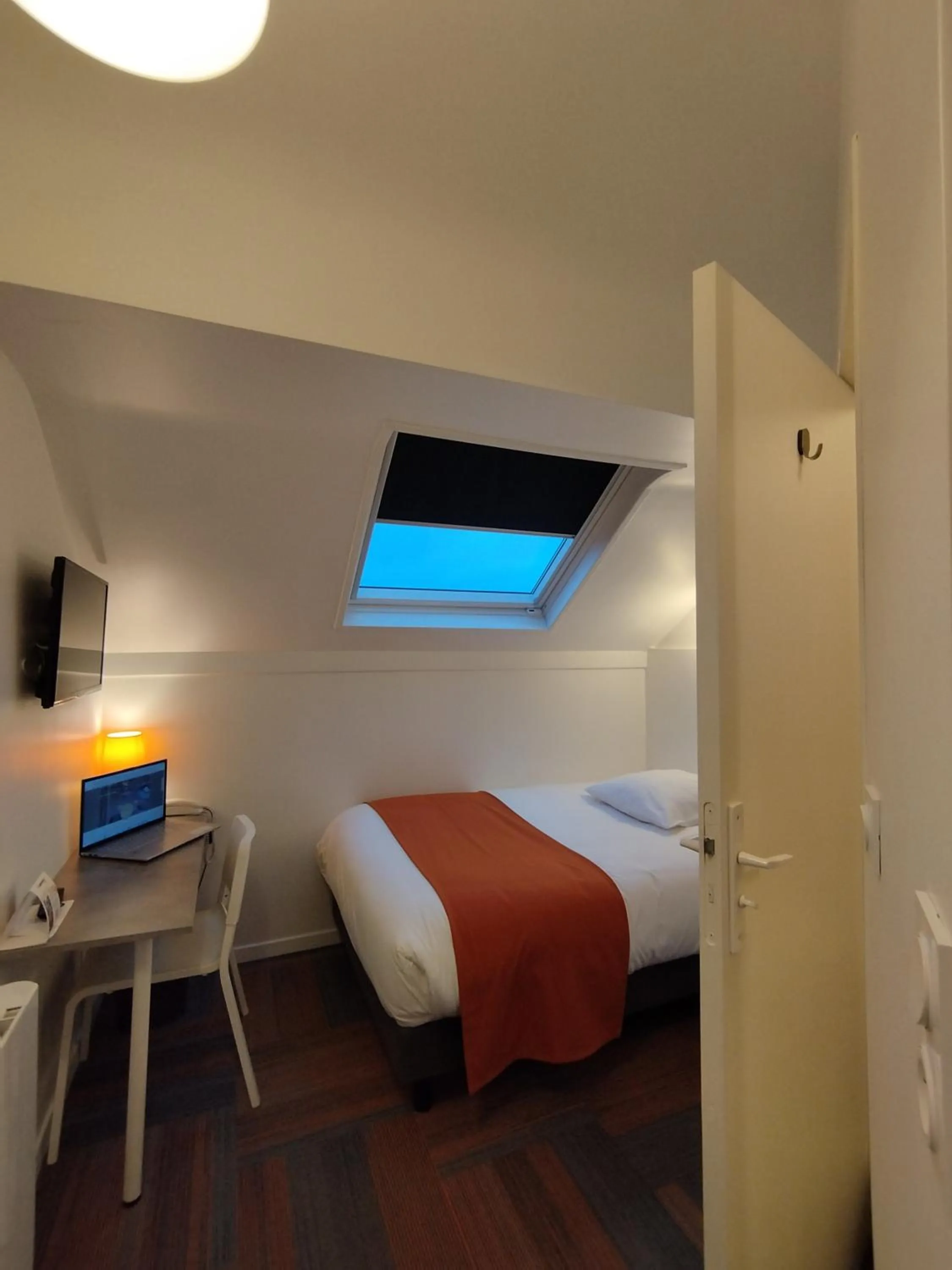 Shower, Bed in The Originals Access, Hotel Le Canter Saumur