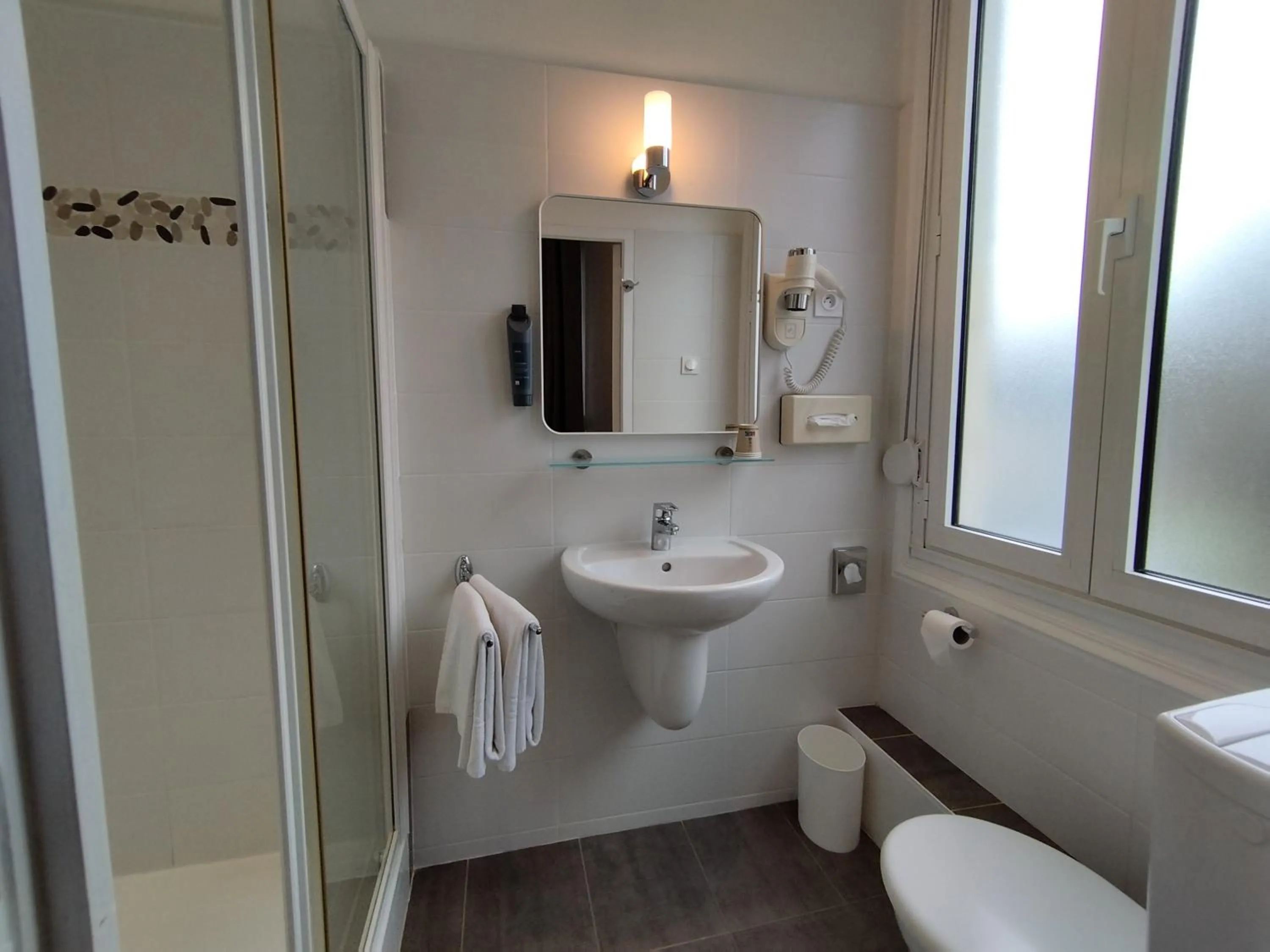 Shower in The Originals Access, Hotel Le Canter Saumur