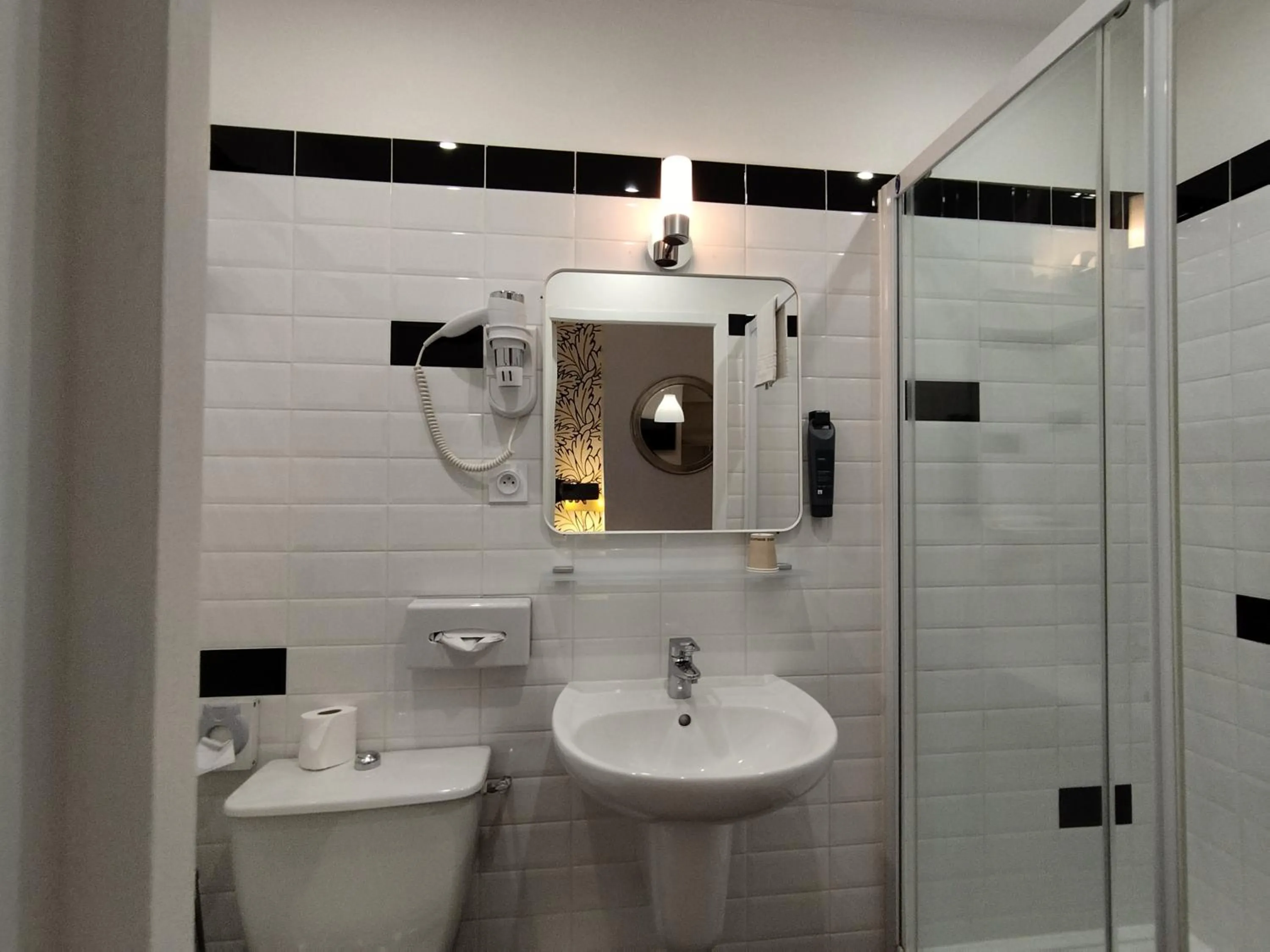 Shower in The Originals Access, Hotel Le Canter Saumur