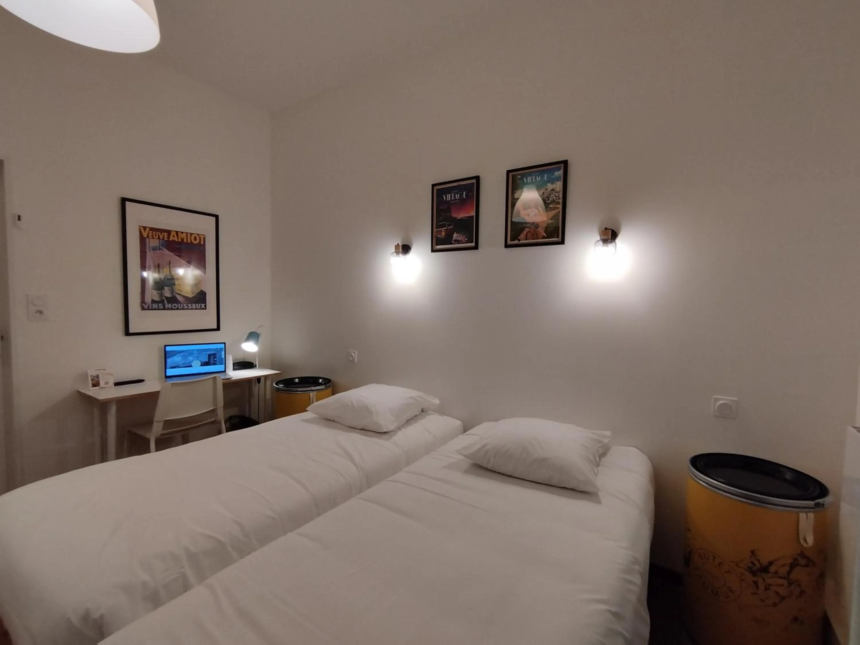 Shower, Bed in The Originals Access, Hotel Le Canter Saumur